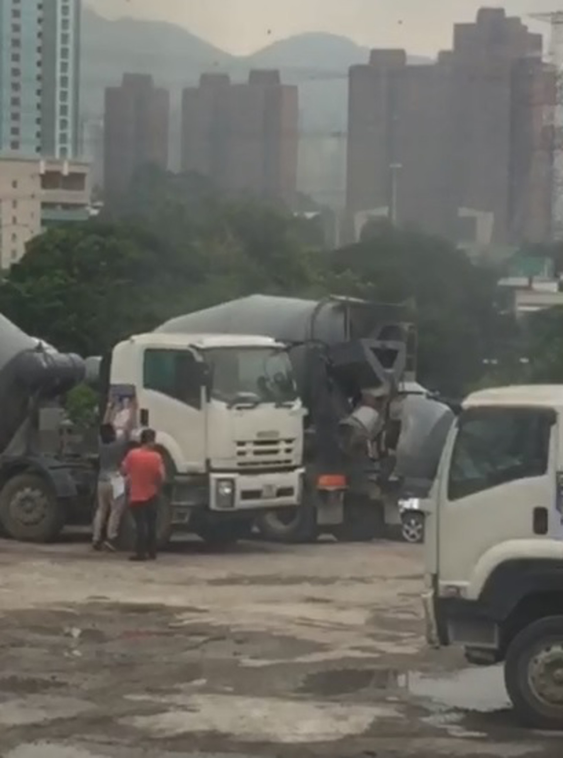 至翌日早上,即何舉行記者會之前,才有3名男子為在場多架田螺車貼上支持何君堯的海報。(讀者提供) 至翌日早上,即何舉行記者會之前,才有3名男子為在場多架田螺車貼上支持何君堯的海報。(讀者提供)