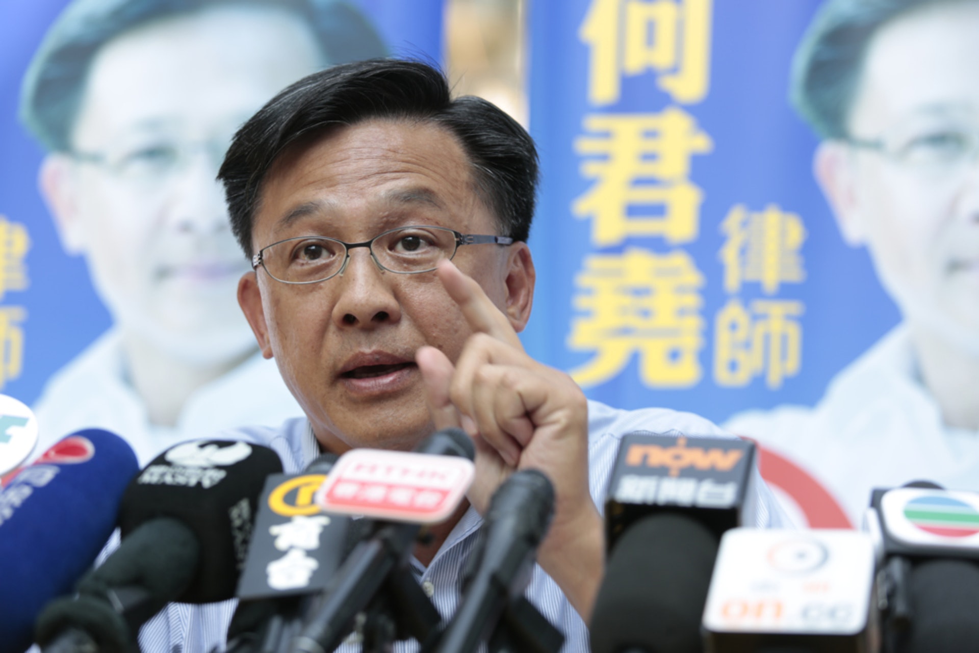 何君堯昨午向記者展示多張相片,指出其支持者的兩部總值500萬的混凝土田螺車被焚燒,車身本貼有多張支持何君堯的宣傳海報均被破壞。(資料圖片) 何君堯昨午向記者展示多張相片,指出其支持者的兩部總值500萬的混凝土田螺車被焚燒,車身本貼有多張支持何君堯的宣傳海報均被破壞。(資料圖片)