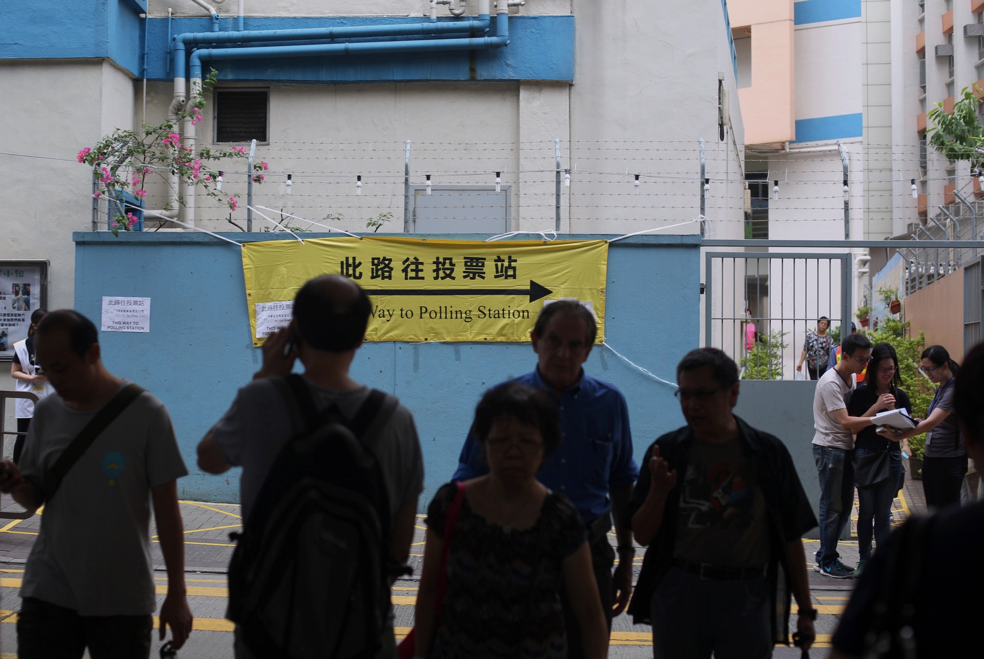 去年9月立法會選舉接獲約100宗投訴,選民指到達所屬票站登記領取選票時,獲告知其身分已領取選票。(資料圖片) 去年9月立法會選舉接獲約100宗投訴,選民指到達所屬票站登記領取選票時,獲告知其身分已領取選票。(資料圖片)
