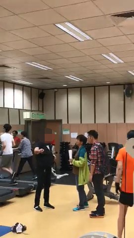有網民近日在facebook群組「香港突發事故報料區」上載片段，表示自己在健身室做運動時遇上2名大叔大聲談話，場地管理員要求他們減低聲浪，但大叔竟連番用粗口問候事主及管理員，最後要報警收場。(fb群組「香港突發事故報料區」片段截圖) 