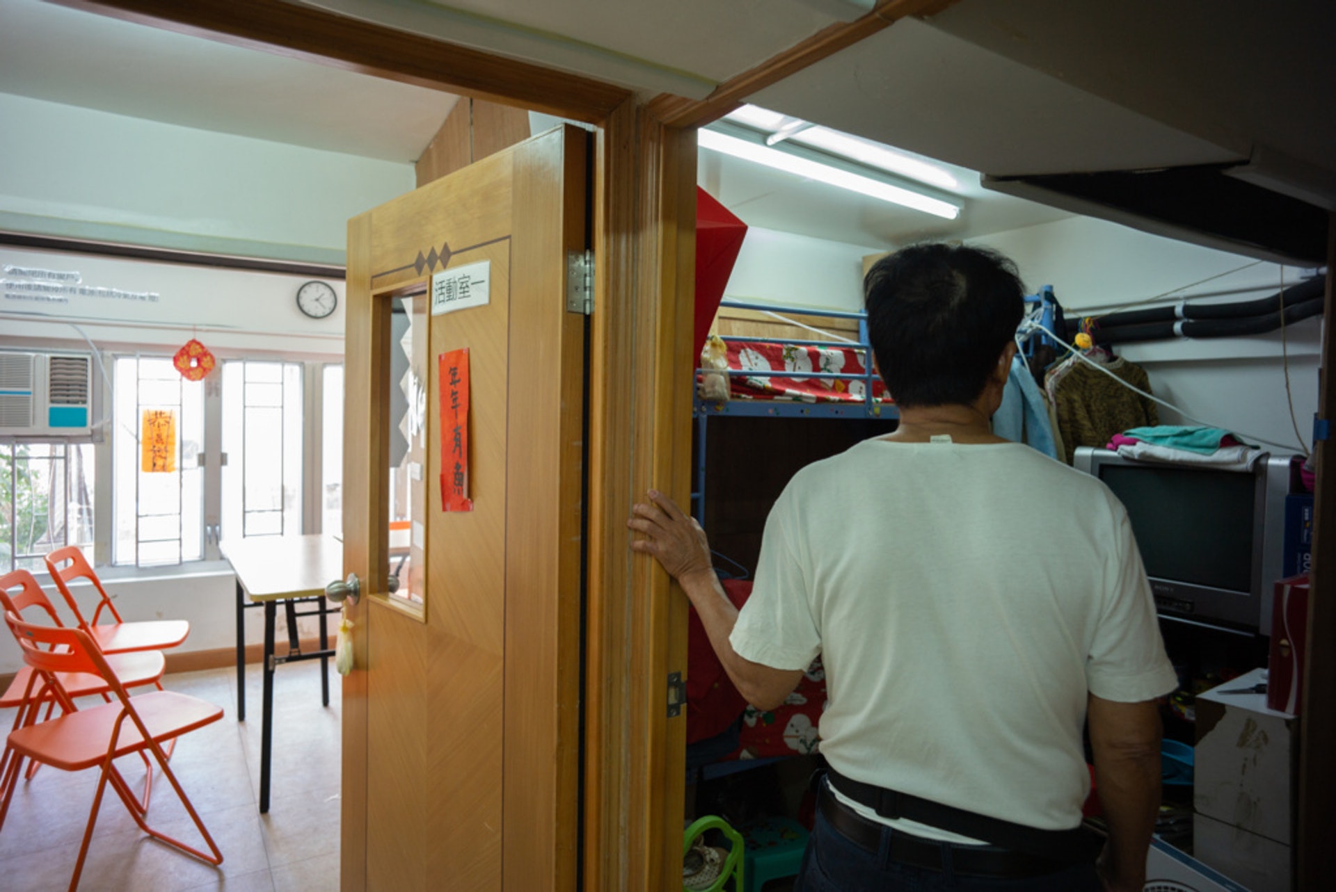 陳志華被迫遷後繼續居於工廈劏房。他跟業主簽訂的租約只得五行字。 陳志華被迫遷後繼續居於工廈劏房。他跟業主簽訂的租約只得五行字。