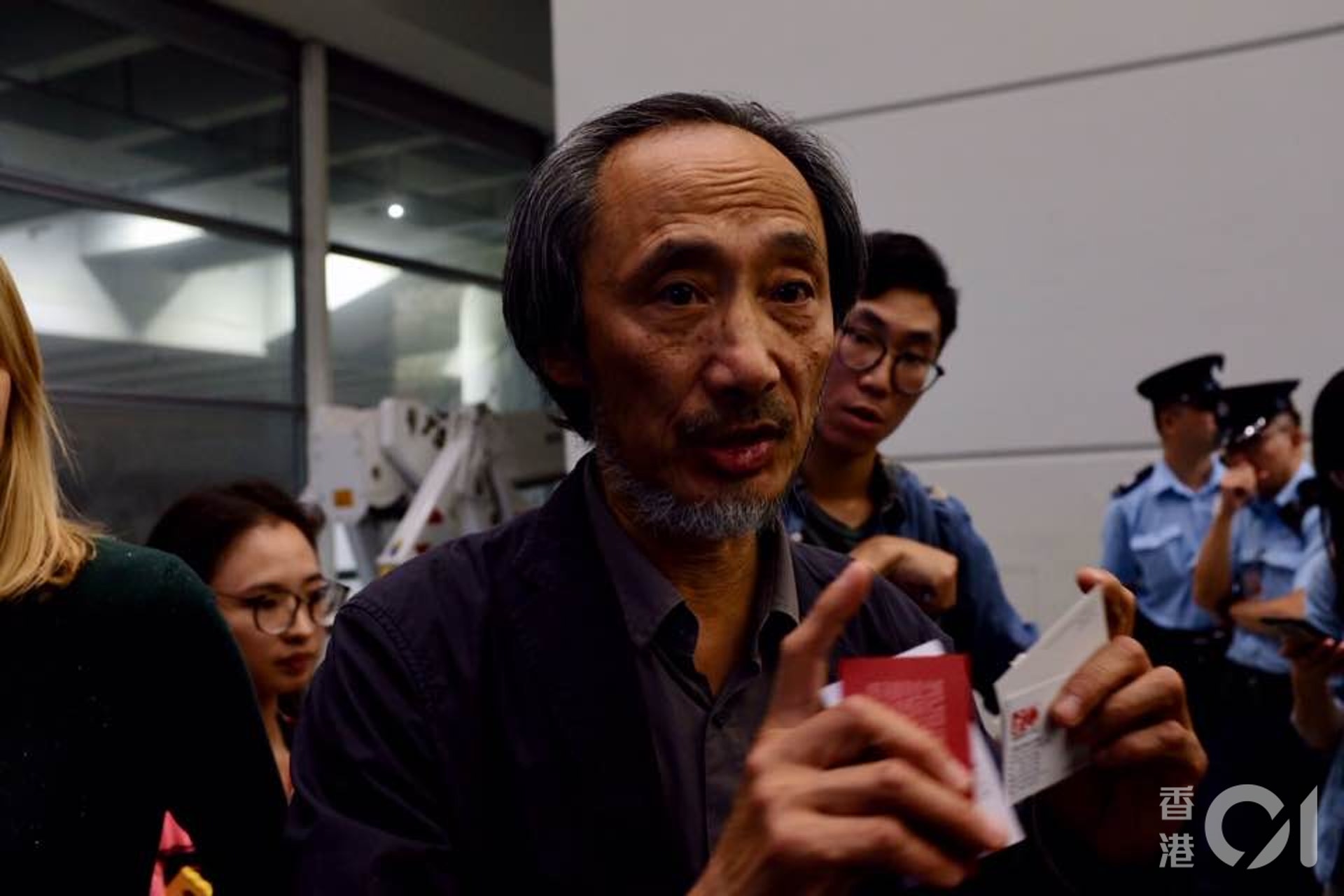 馬建形容ï¼å¨é¦¬æä¹ä¸æ´å¤§çä¸ååé«ï¼éååé«å¯ä»¥æ§å¶è¼¿è«ï¼æ§å¶é¦æ¸¯çæªä¾ã(彿¯
è©©æ)