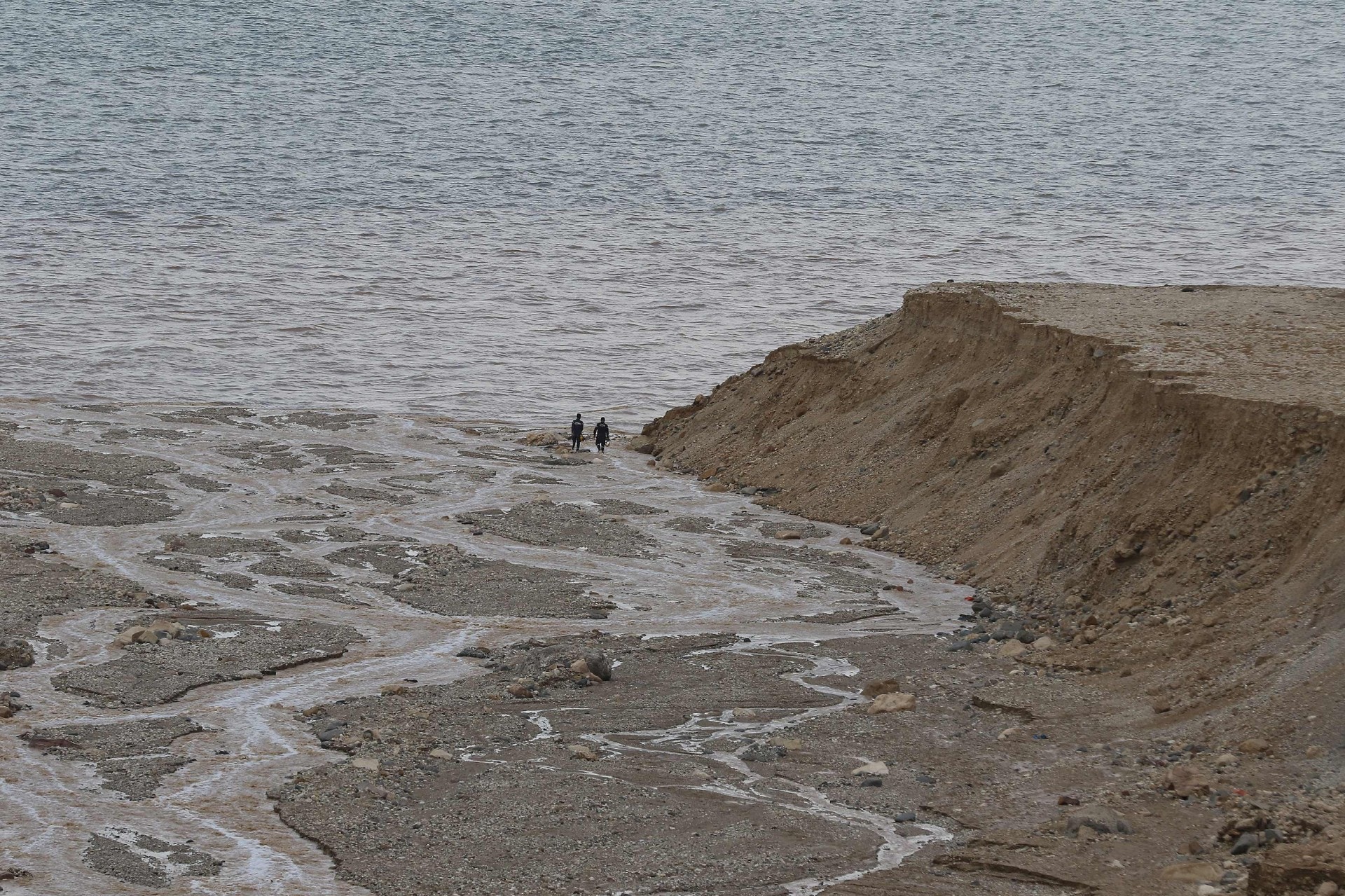約旦連續暴雨至今，死海附近沿岸自10月起一度持續淹浸。（視覺中國）