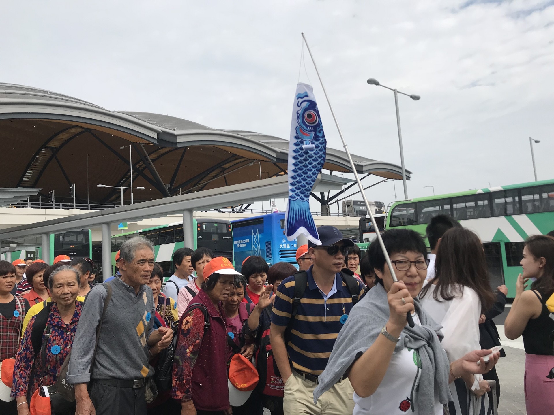 【港珠澳大橋】加強旅客分流首日　仍見旅行團坐B6往東涌