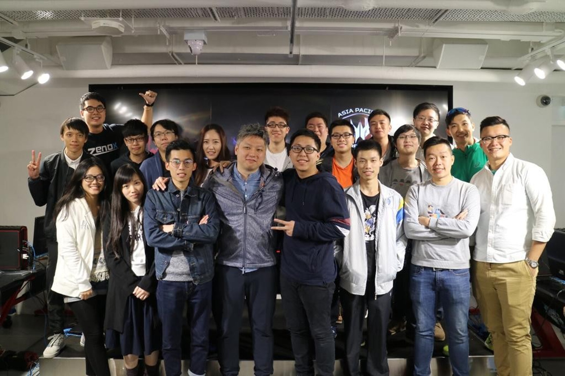 Hk dota2一直很團結,閒時會一起行山。
