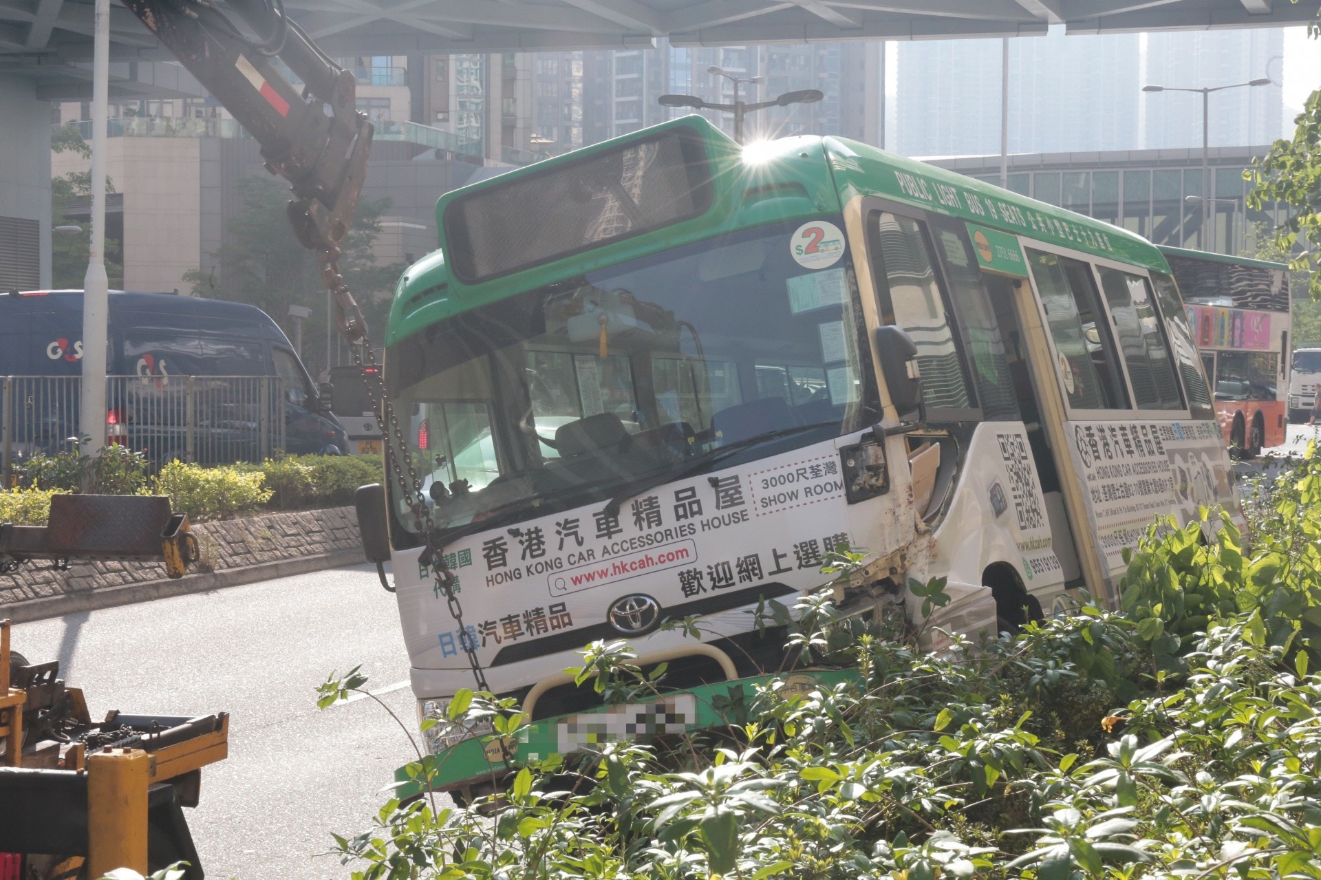 小巴司機駕駛期間突不適　失控剷上石壆