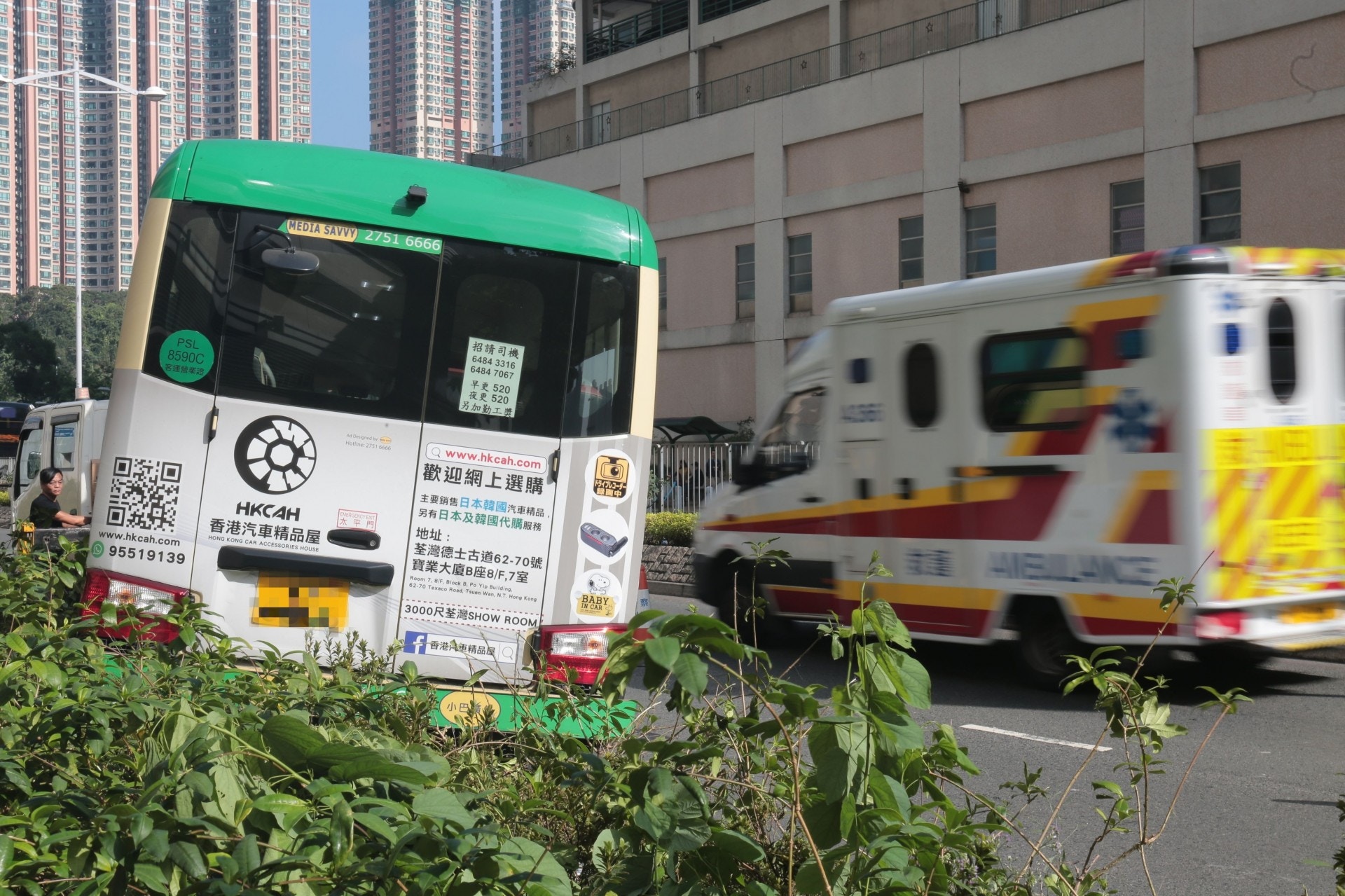小巴司機駕駛期間突不適，失控剷上石壆。（梁銘康攝）