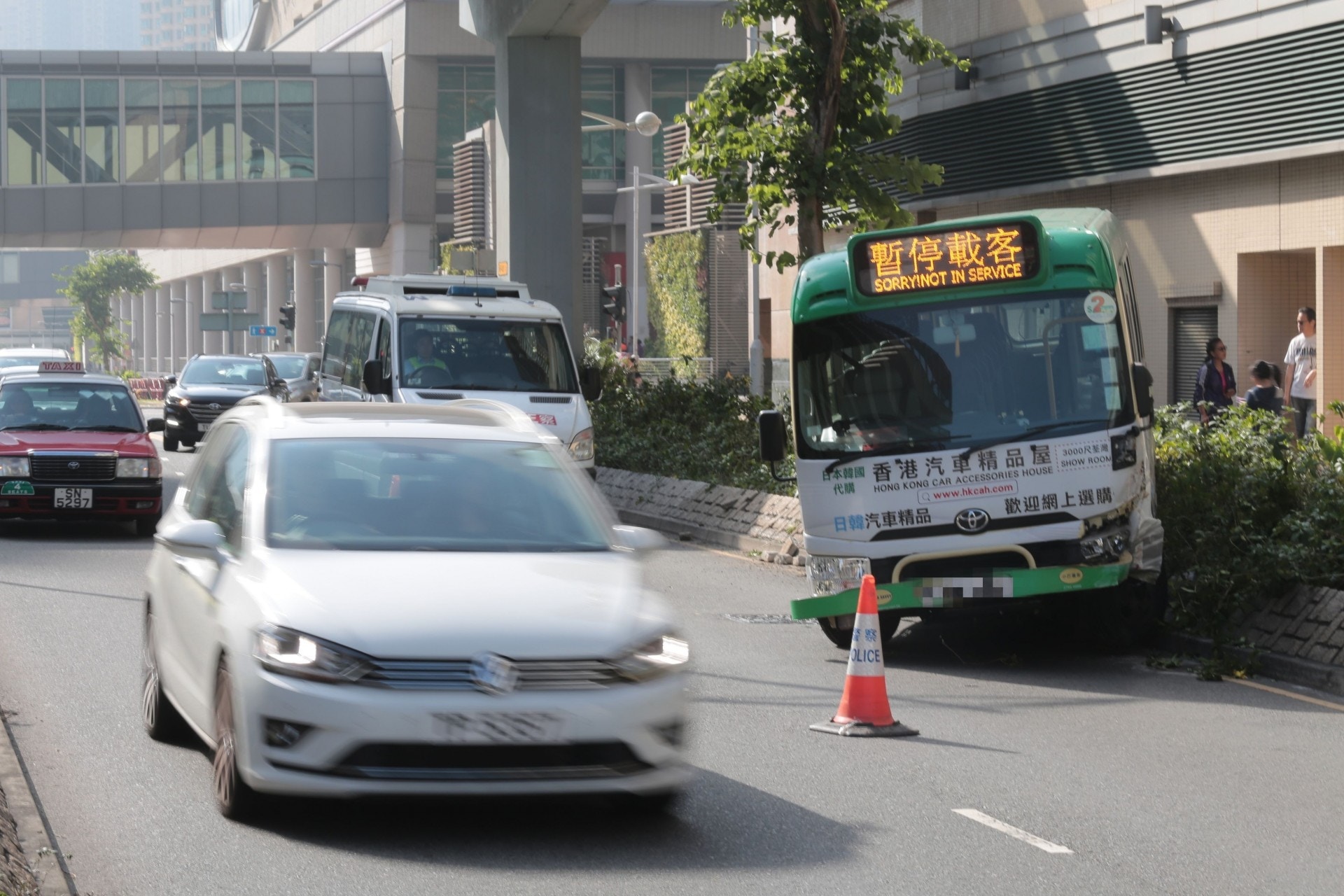 小巴司機駕駛期間突不適，失控剷上石壆。（梁銘康攝）