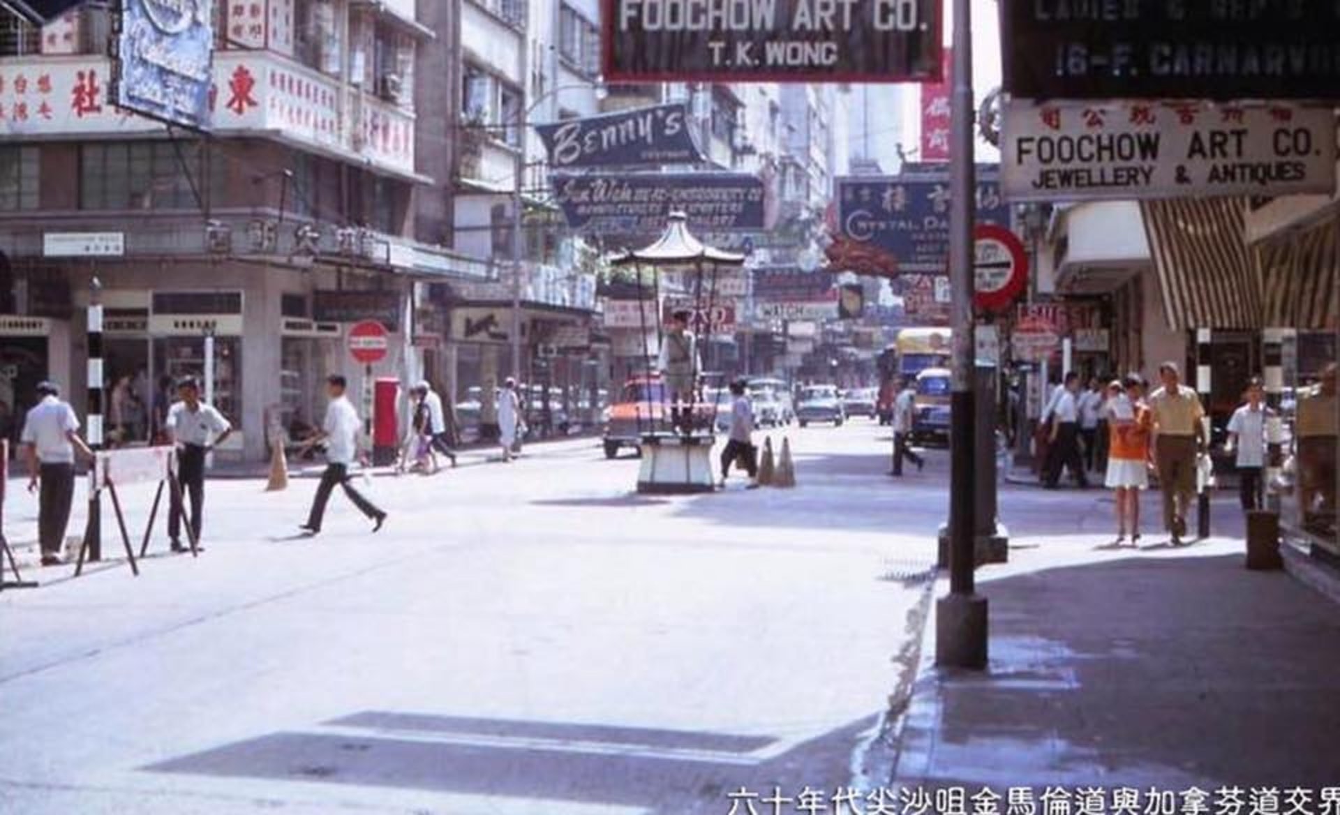 50年前的金馬倫道有許多霓虹燈廣告牌。(資料圖片/Andrew Shum - 香港50-60-70年代懷舊廊FB截圖) 50年前的金馬倫道有許多霓虹燈廣告牌。(資料圖片/Andrew Shum - 香港50-60-70年代懷舊廊FB截圖)