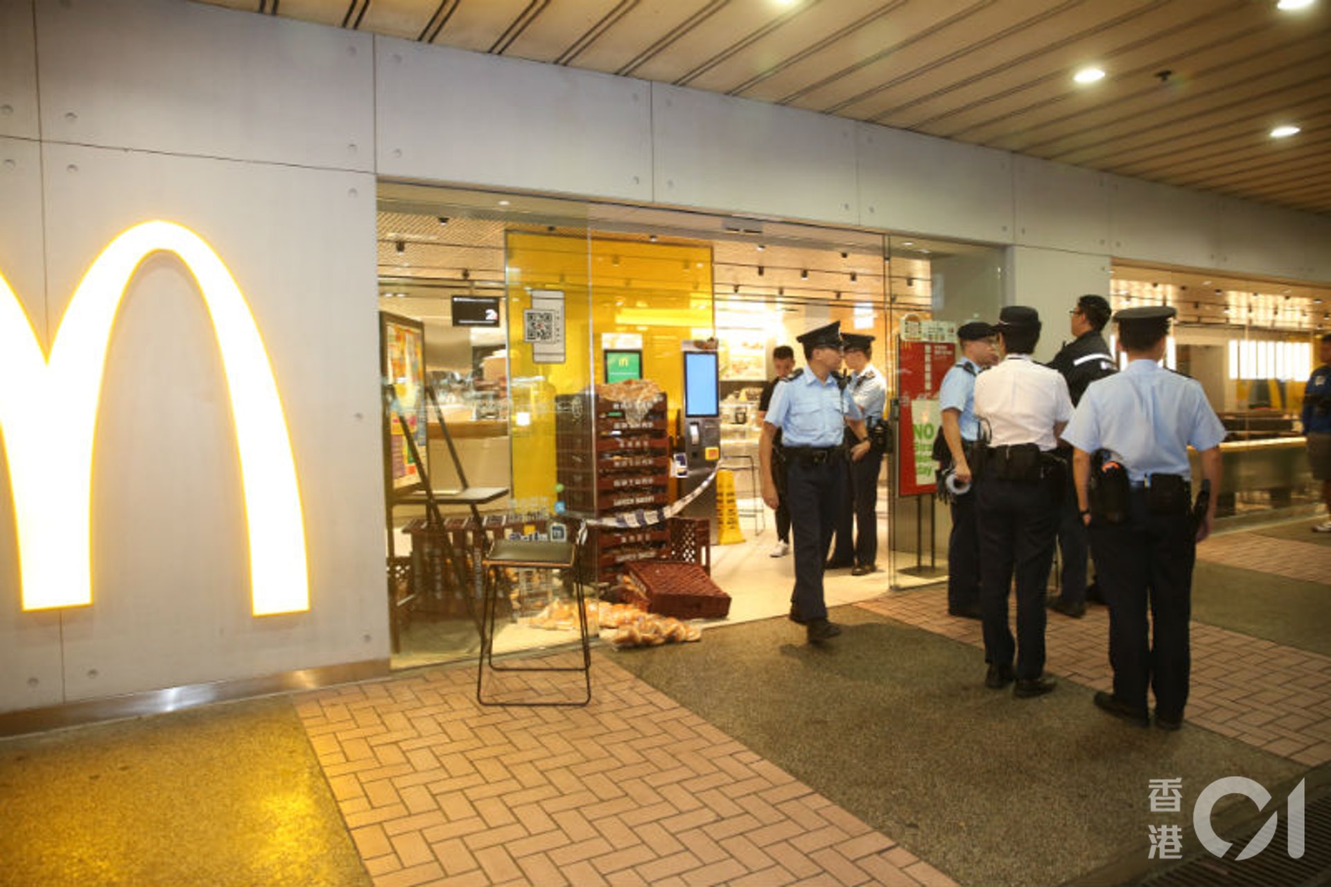 大批警員封鎖現場調查。(陳永武攝) 大批警員封鎖現場調查。(陳永武攝)