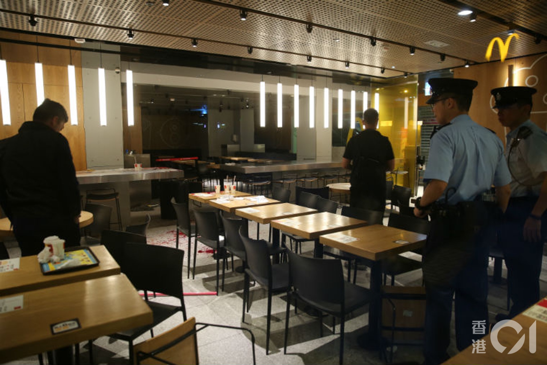 案發麥當勞血迹斑斑。(陳永武攝) 案發麥當勞血迹斑斑。(陳永武攝)