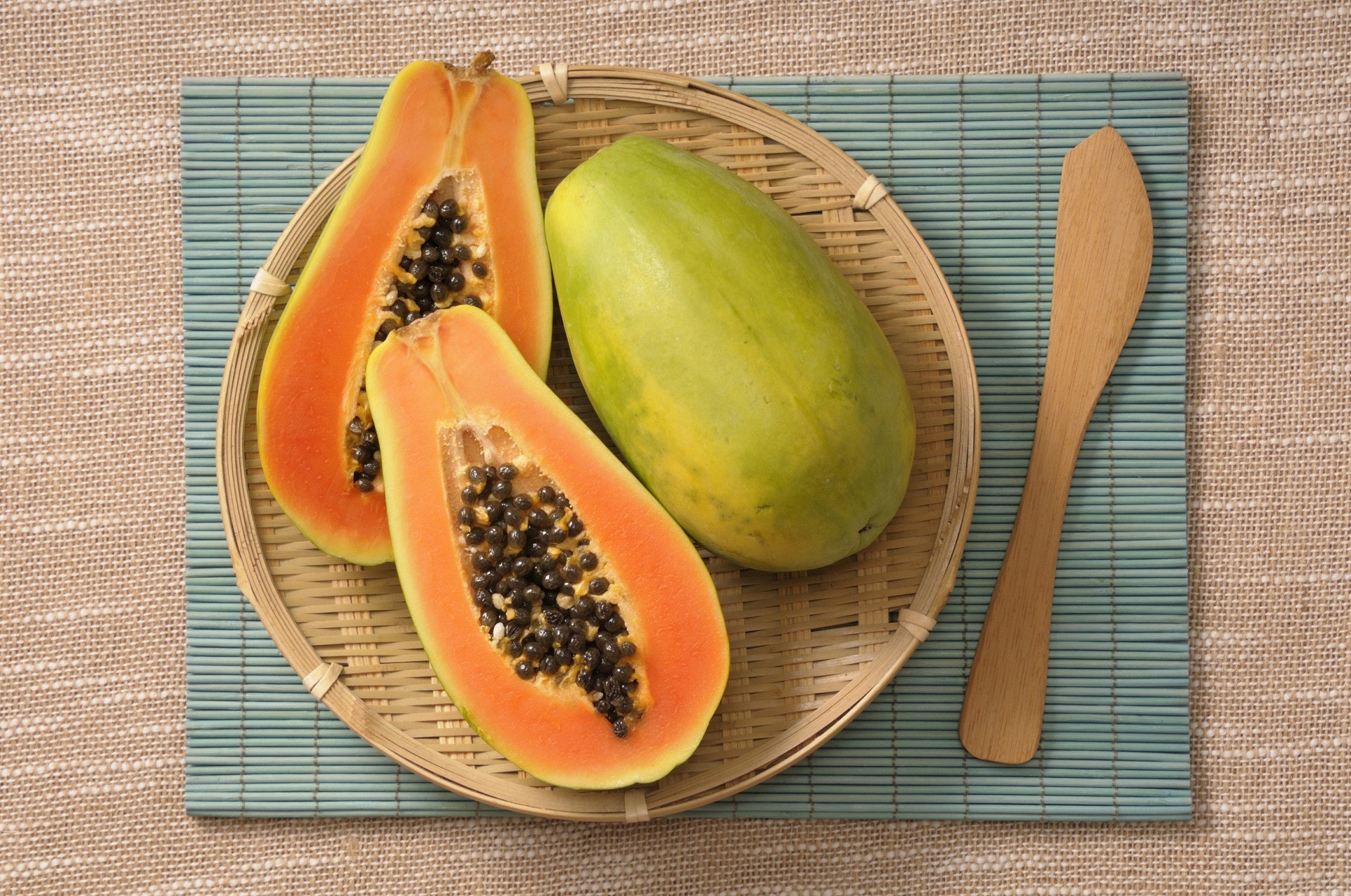 熟木瓜跟青木瓜比較起來，青木瓜甜度較低，膠質較多，能幫助分解脂肪，促進蛋白質吸收的木瓜酵素含量較高。（VCG）