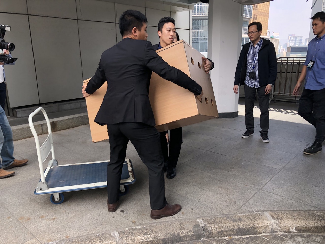 匪徒曾想用作運走梁定邦的木箱,在被告李國勇的案件審訊後被搬離法庭。(朱棨新攝) 匪徒曾想用作運走梁定邦的木箱,在被告李國勇的案件審訊後被搬離法庭。(朱棨新攝)