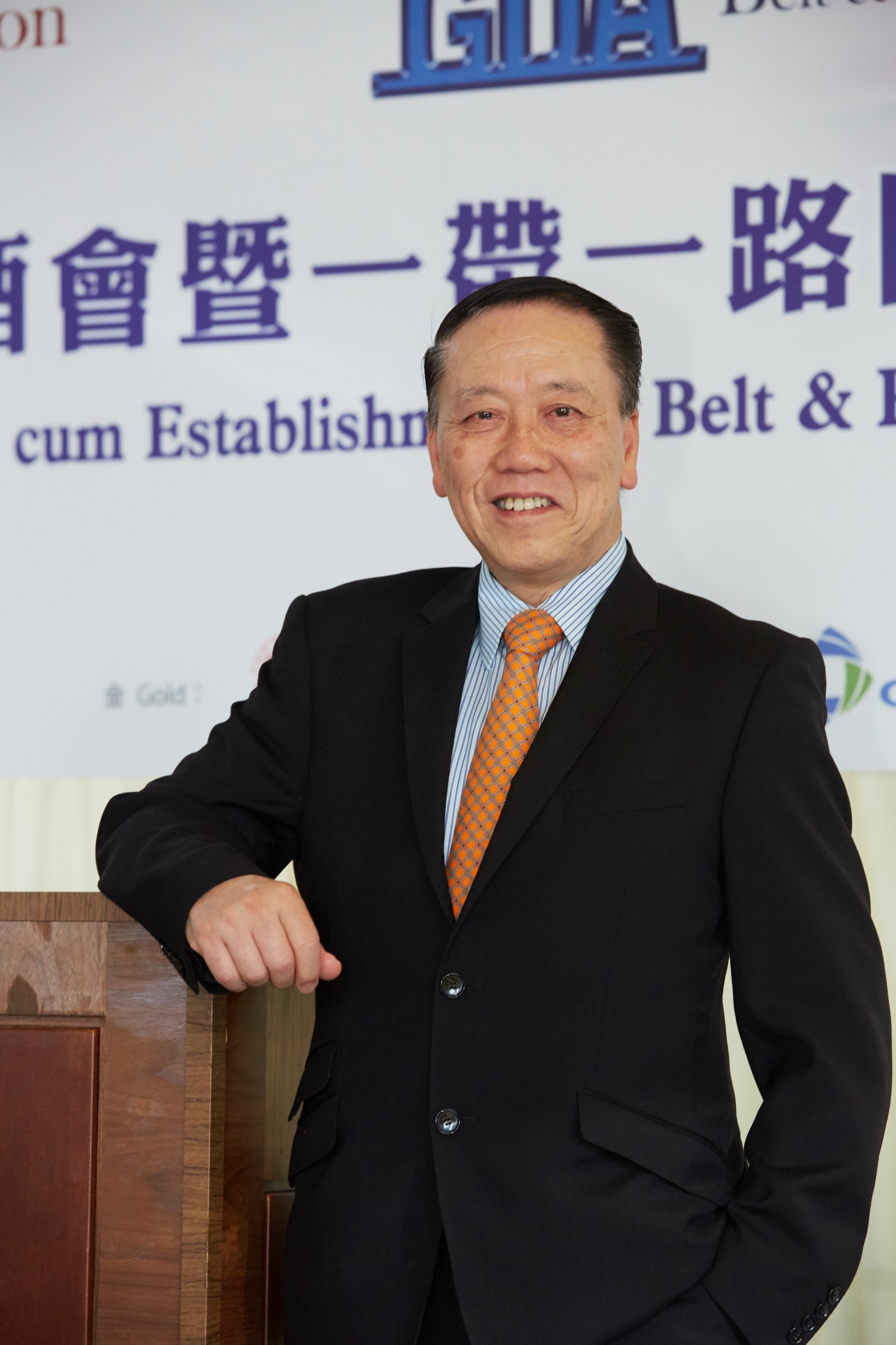 何鍾泰。