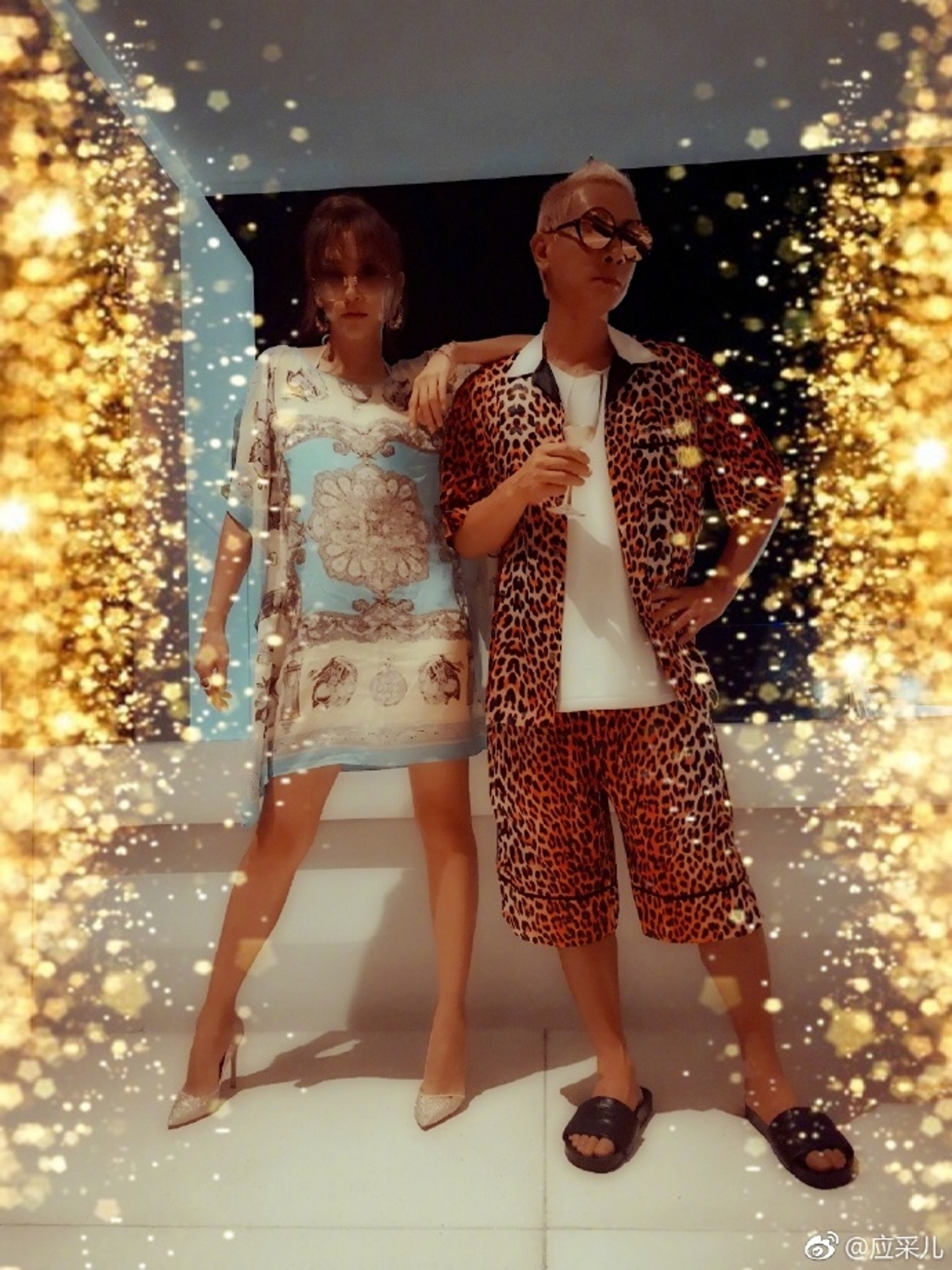 陳小春和應采兒昨開派對,並穿復古風格的情侶裝,來慶祝結婚8周年。(@應采兒微博) 陳小春和應采兒昨開派對,並穿復古風格的情侶裝,來慶祝結婚8周年。(@應采兒微博)