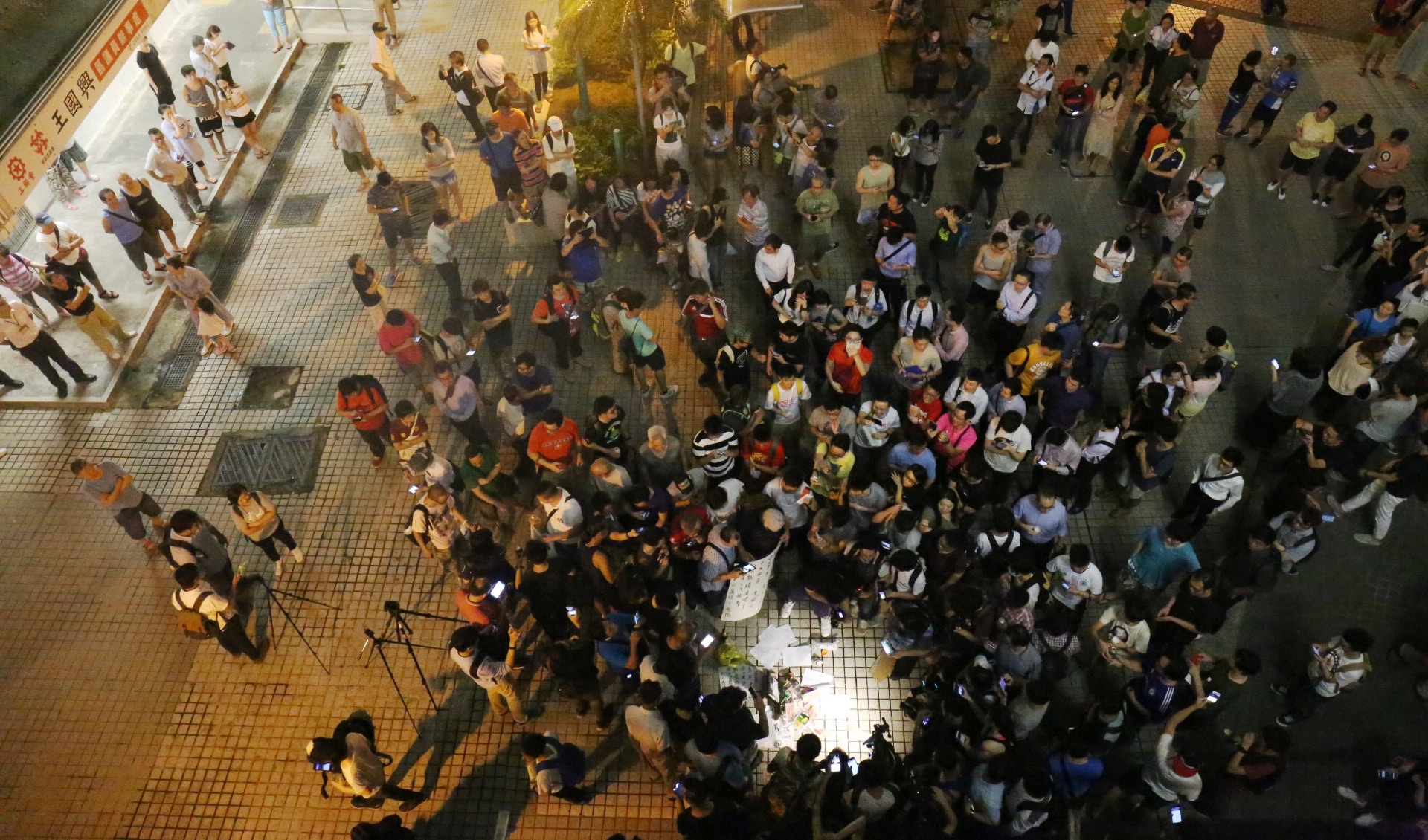 逾百名市民晚上到王國興區議員辦事處慶祝，有人帶午餐肉到場。（楊婉婷攝） 