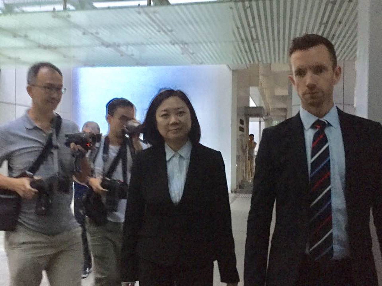 滙豐信託部前董事總經理劉倩兒(中)出庭作供。(許家希攝) 滙豐信託部前董事總經理劉倩兒(中)出庭作供。(許家希攝)