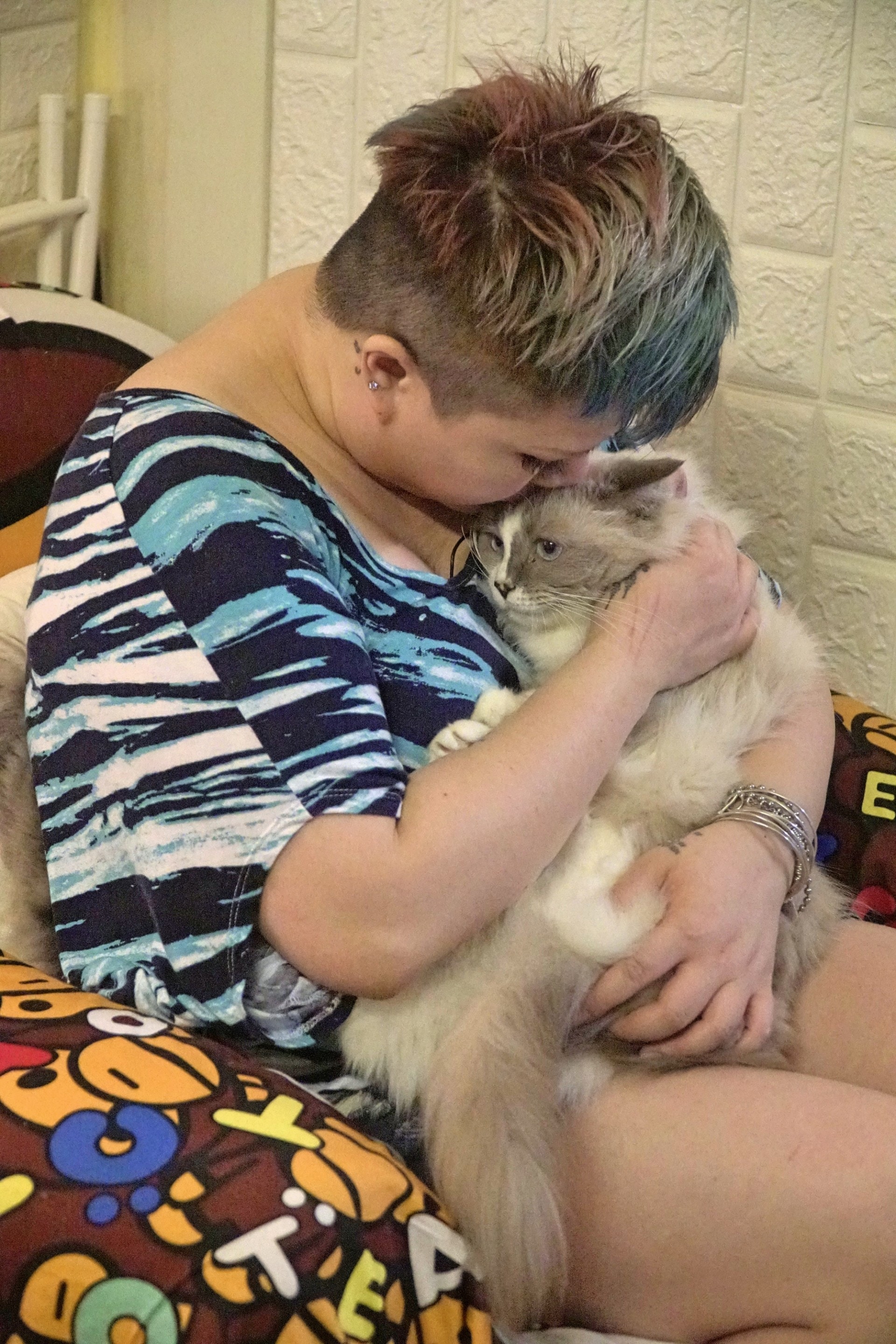 面對不合理的租金升幅,Winnie無奈下放棄搬家計劃,更言「我寧願畀啲貓食好啲。」。(吳嘉俊攝) 面對不合理的租金升幅,Winnie無奈下放棄搬家計劃,更言「我寧願畀啲貓食好啲。」。(吳嘉俊攝)