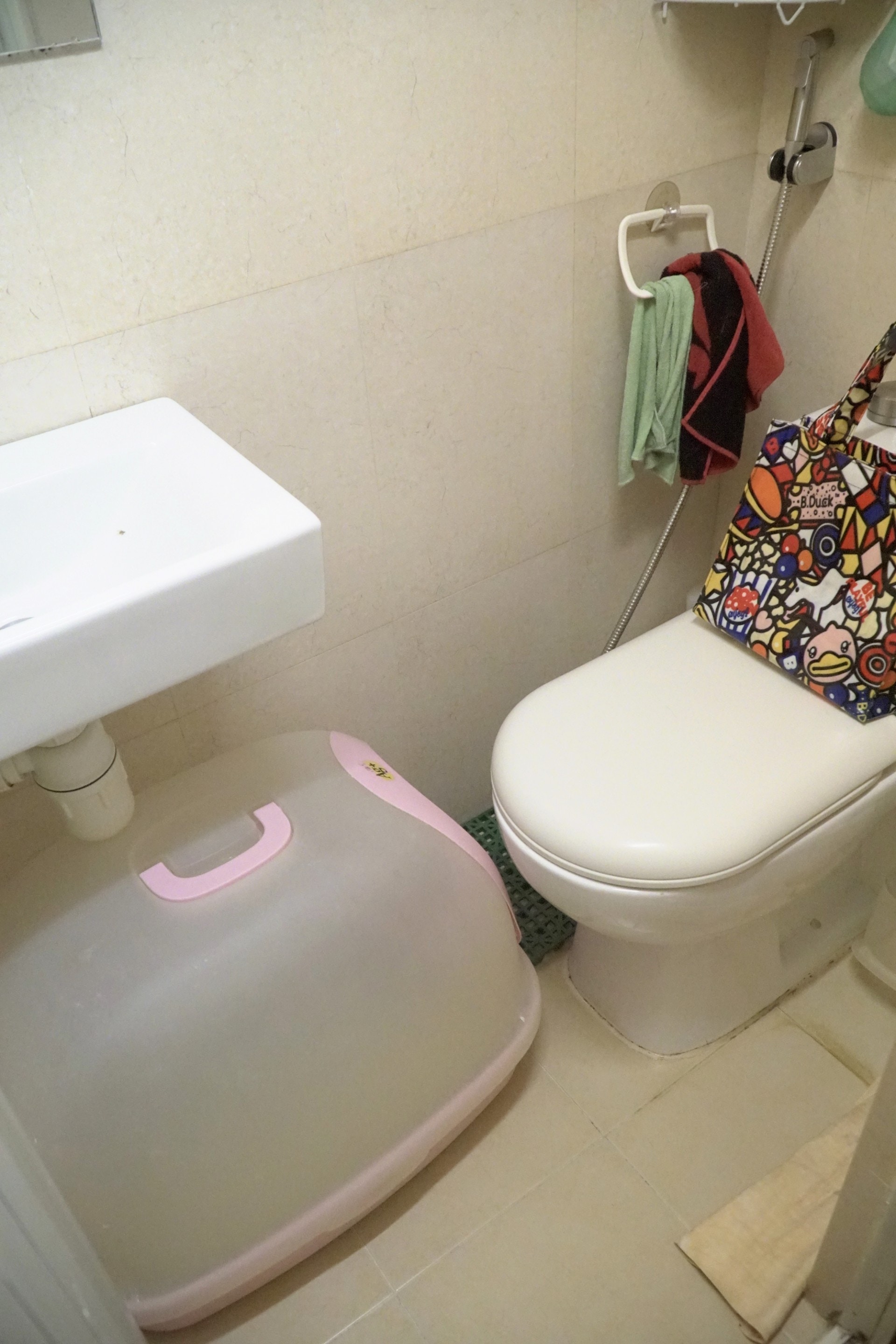 貓砂盤放置在浴室內,幾乎佔了一半位置。如要洗澡的話,必須先把砂盤移走;於洗澡後必須先抹乾地面,才可重新把砂盤放進去。(吳嘉俊攝) 貓砂盤放置在浴室內,幾乎佔了一半位置。如要洗澡的話,必須先把砂盤移走;於洗澡後必須先抹乾地面,才可重新把砂盤放進去。(吳嘉俊攝)