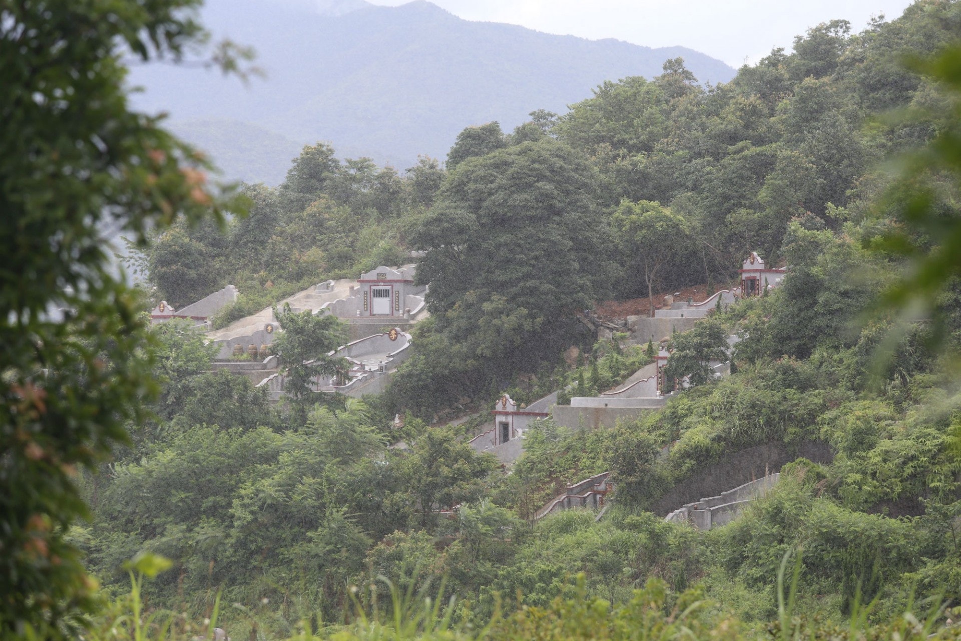 現時全港有4000公頃官地劃作「認可殯葬區」。(資料圖片) 現時全港有4000公頃官地劃作「認可殯葬區」。(資料圖片)
