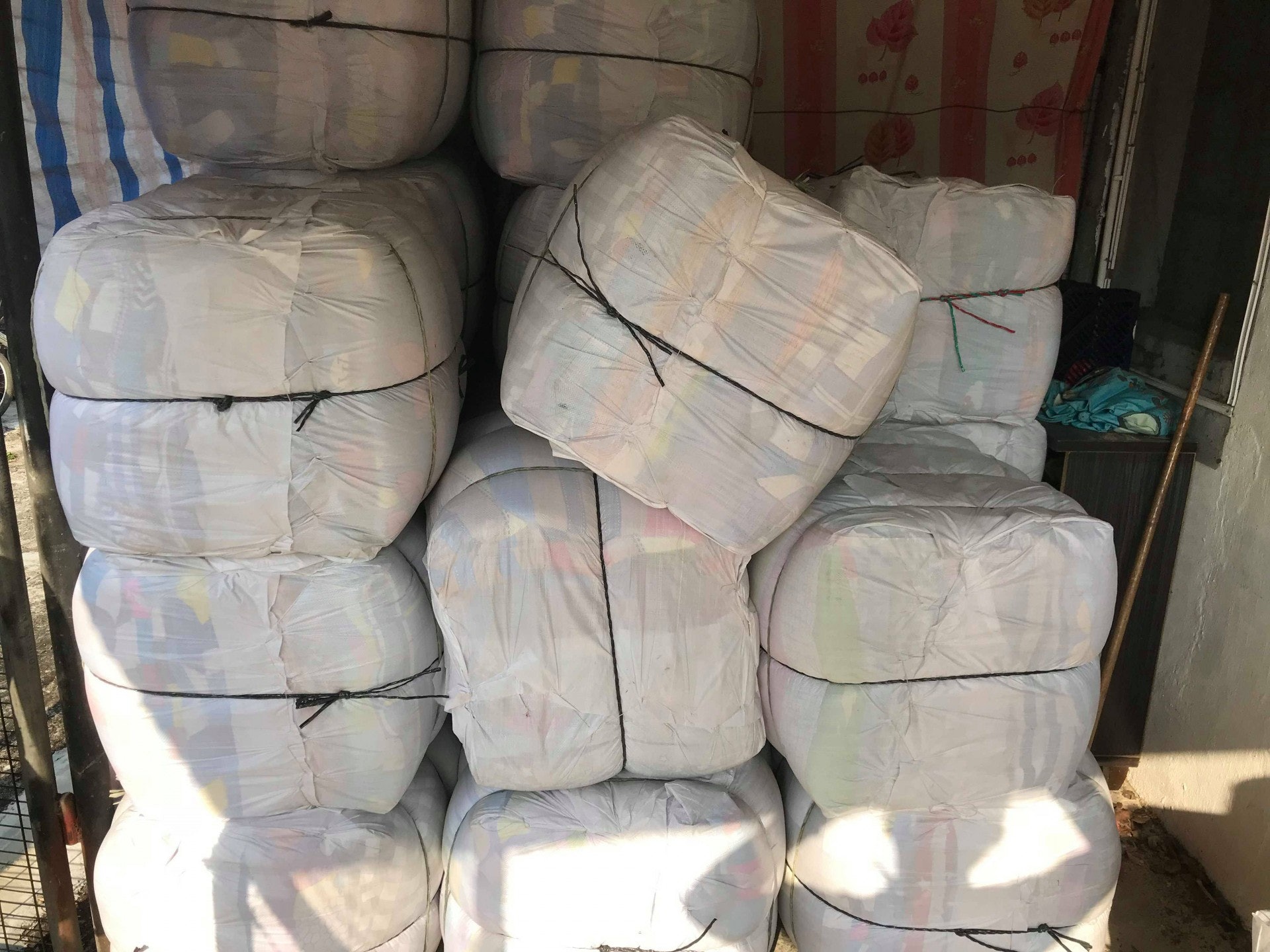 Tommy和友人花費數千元,購入了逾百張棉被。(受訪者提供) Tommy和友人花費數千元,購入了逾百張棉被。(受訪者提供)