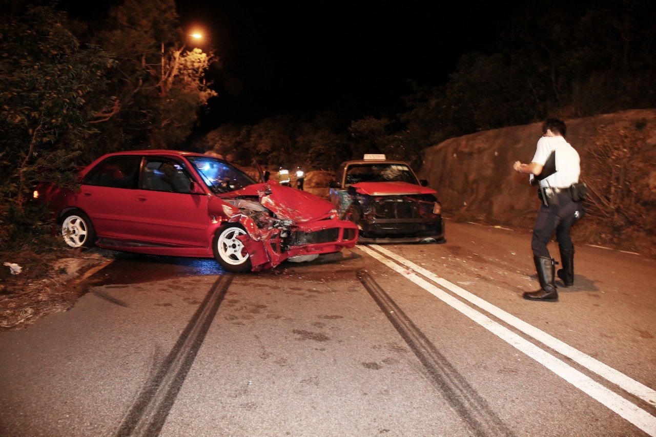 石澳道紅的撞私家車釀三傷女乘客無戴安全帶成面傷 香港01 突發