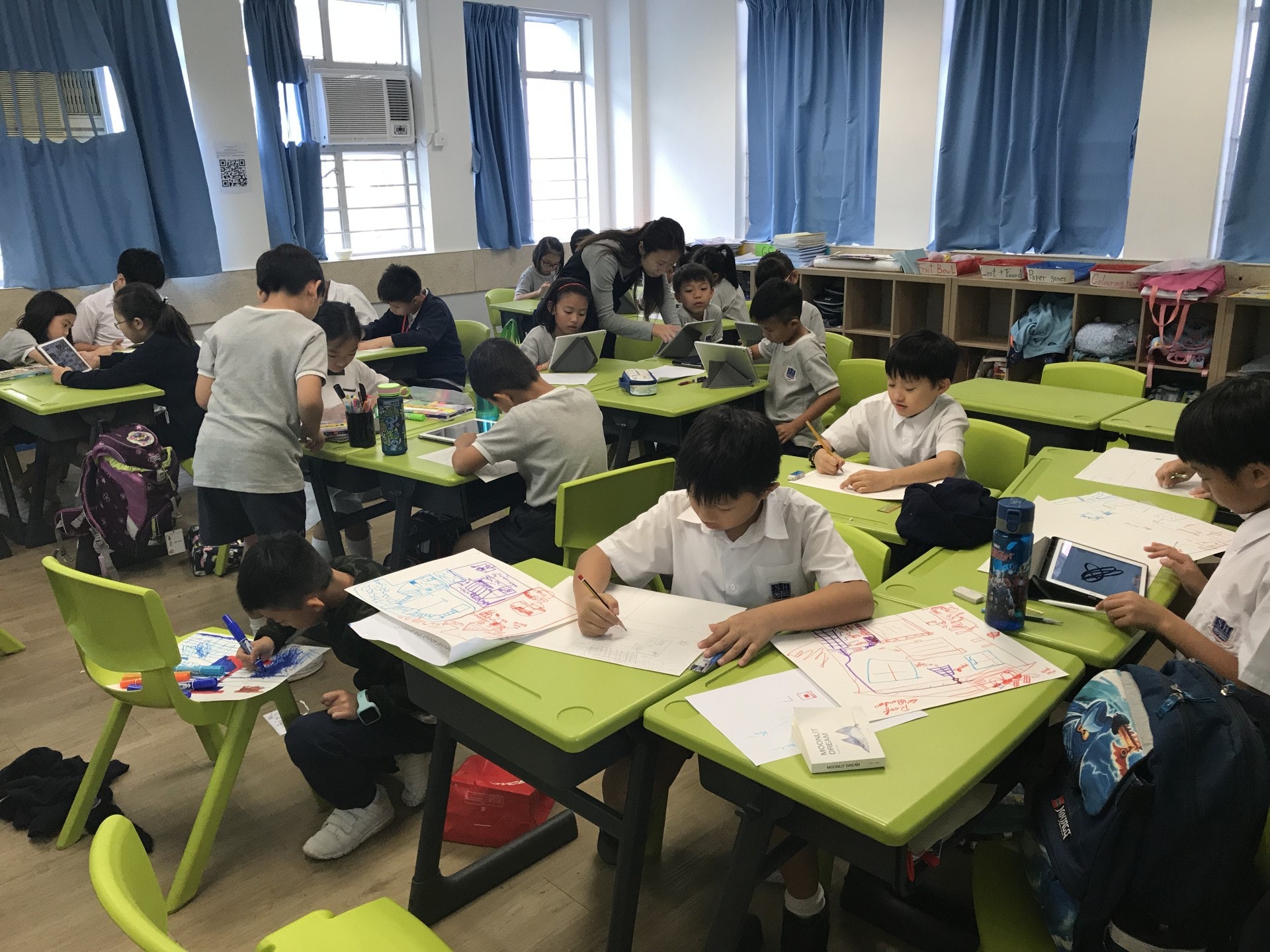 設計部份, 學生們由brainstorm 開始去構思貓屋的設計。及後上網搜集資料,再根據所得的結果再修改設計。 學生們在設計貓屋的過程中, 學會了因應貓的不同需要, 季節與環保物料的特性改良過數次, 過程中他們不但對 貓認識多了而且明白何謂好的設計。(德萃小學圖片) 設計部份, 學生們由brainstorm 開始去構思貓屋的設計。及後上網搜集資料,再根據所得的結果再修改設計。 學生們在設計貓屋的過程中, 學會了因應貓的不同需要, 季節與環保物料的特性改良過數次, 過程中他們不但對 貓認識多了而且明白何謂好的設計。(德萃小學圖片)