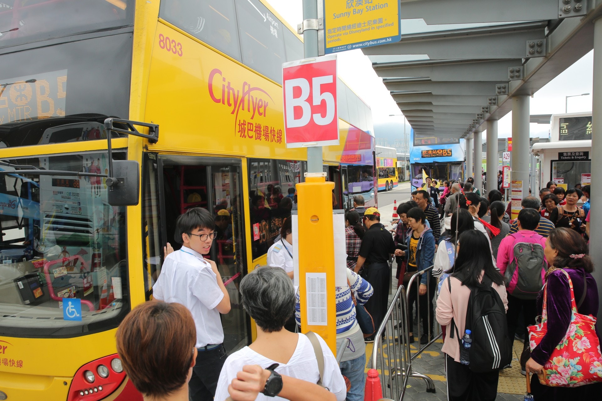 前往欣澳、早上會繞經迪士尼樂園的B5巴士，有旅行團接踵而來排隊，一度見｢打蛇餅｣。 (歐嘉樂攝)