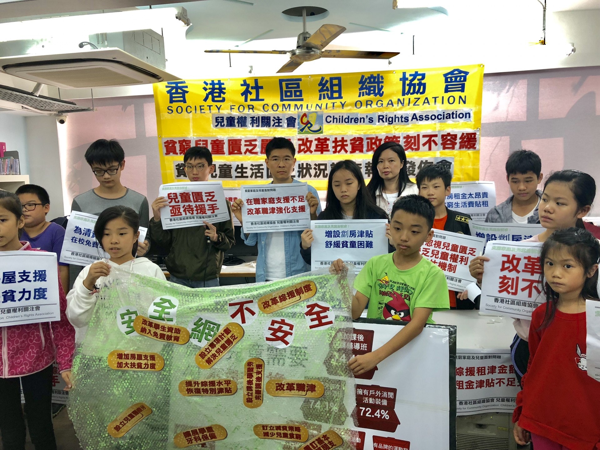 有調查發現,逾2成半來自綜援家庭的成人表示,領取綜援後連基本的每日三餐也難以負擔,有逾半更表示沒有足夠的禦寒衣物。(勞敏儀攝) 有調查發現,逾2成半來自綜援家庭的成人表示,領取綜援後連基本的每日三餐也難以負擔,有逾半更表示沒有足夠的禦寒衣物。(勞敏儀攝)