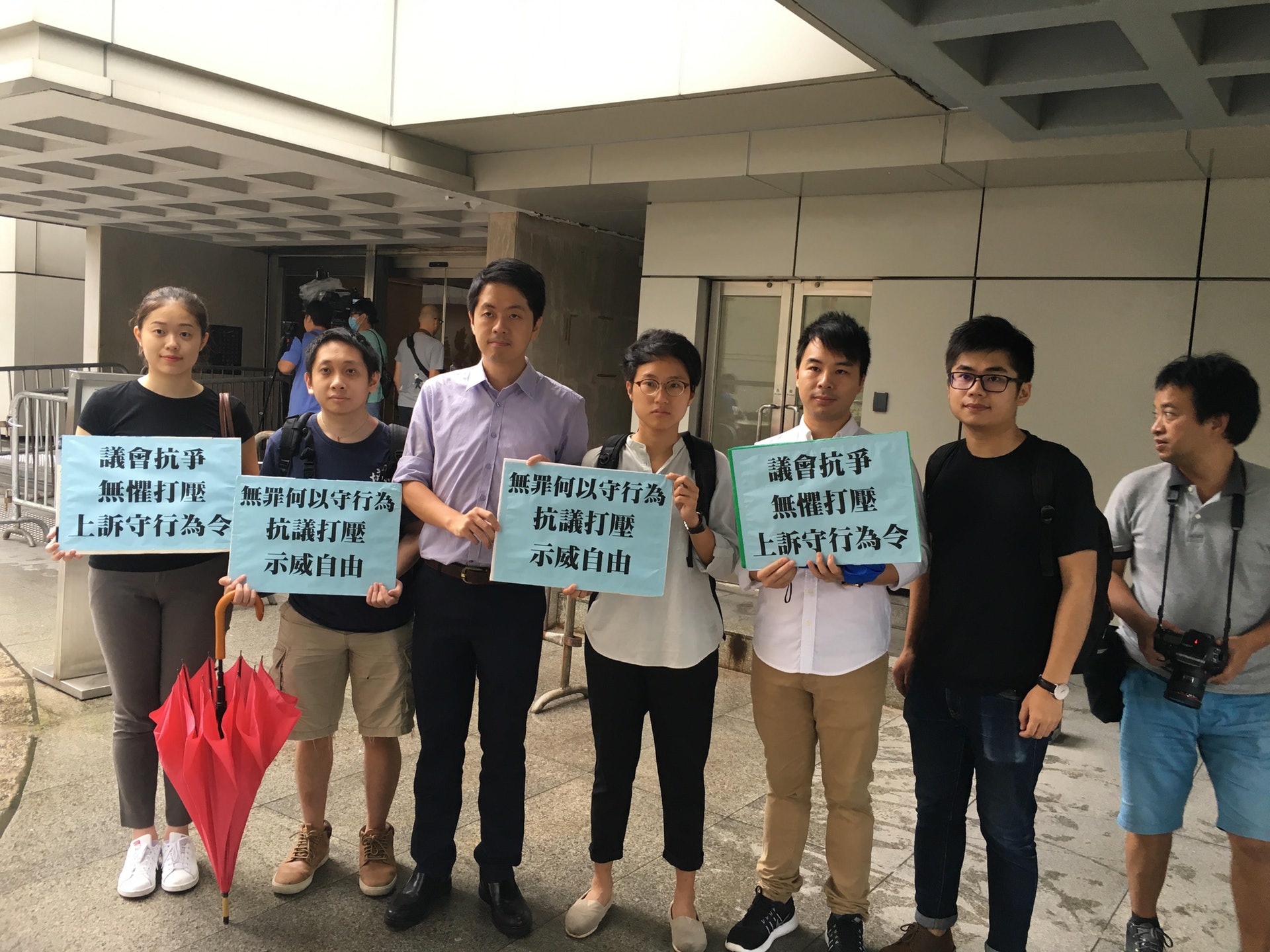 立法會議員許智峯(右三)今早與支持者在高院門外示威。(陳雯慧攝) 立法會議員許智峯(右三)今早與支持者在高院門外示威。(陳雯慧攝)