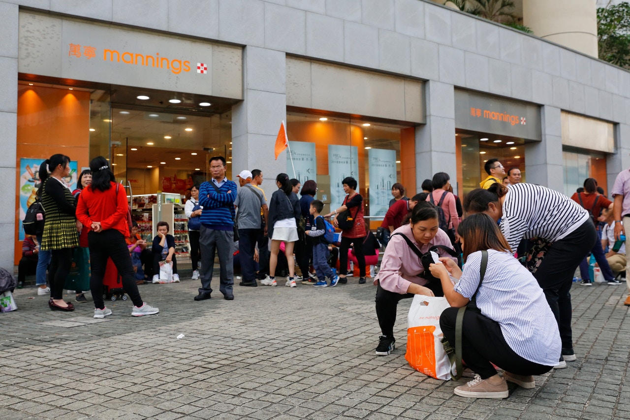 港珠澳大橋通車後，大批內地旅客湧至東涌，令當區出現逼爆情況。（張浩維攝）