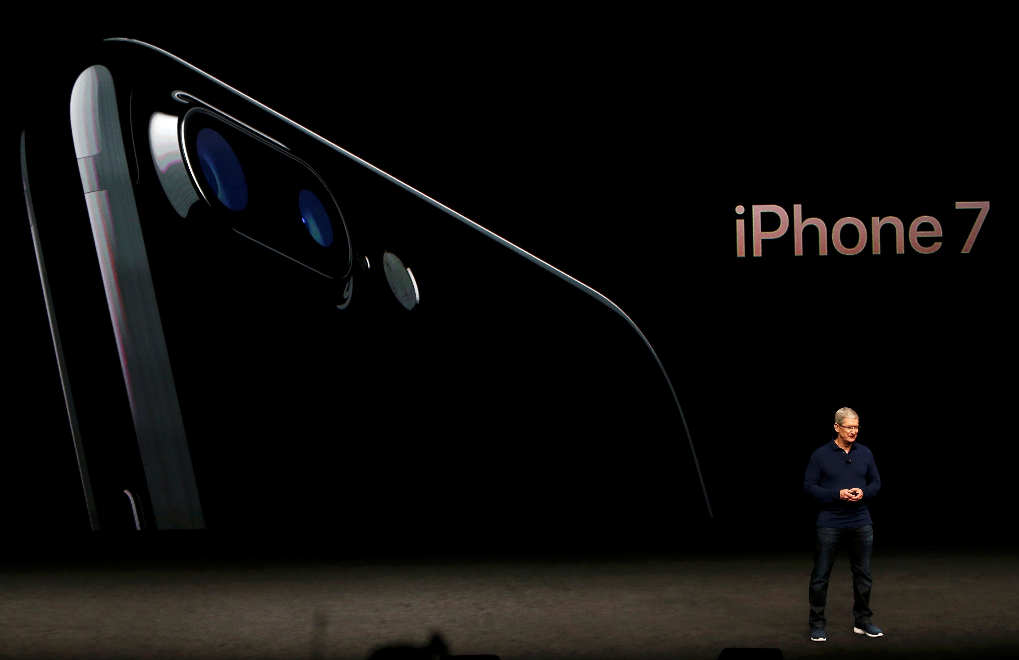 蘋果公佈最新的iPhone 7系列，但股價未受刺激，只微升0.61%。 (路透社)
