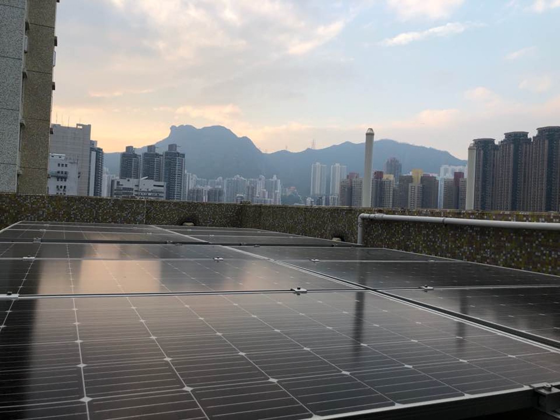 新蒲崗采頤花園是首批申請中電「上網電價」計劃的大廈,早前便估算平均每戶每年賣電「賺」66.7元。惟值得留意的是,有關裝置的成本卻逾數百萬。(資料圖片)