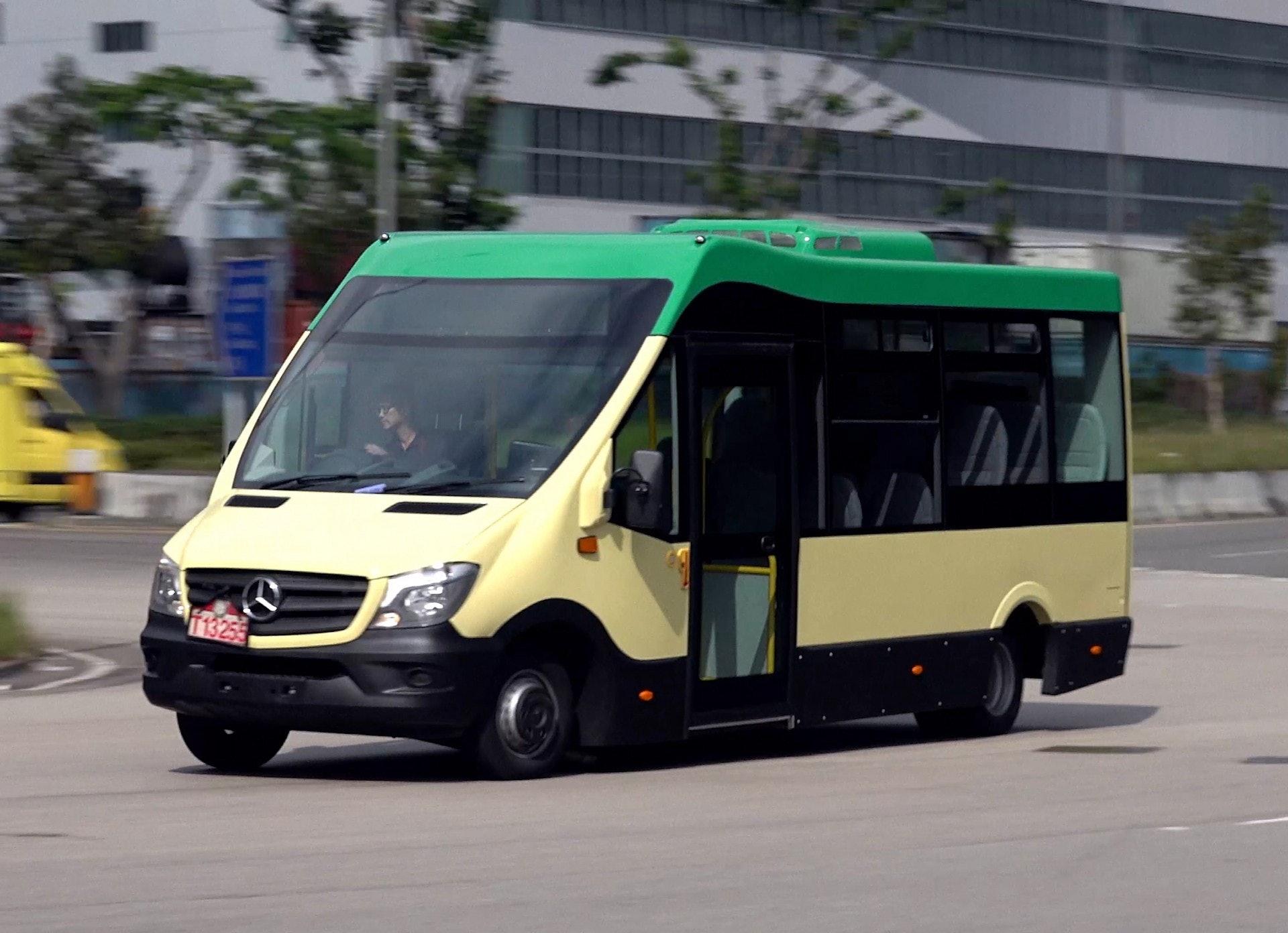 Mercedes-Benz低地台小巴的顏色與平日所見的專線小巴相近。(Wonders Production HK、縱橫巴士綫‧BusLanes圖片) Mercedes-Benz低地台小巴的顏色與平日所見的專線小巴相近。(Wonders Production HK、縱橫巴士綫‧BusLanes圖片)