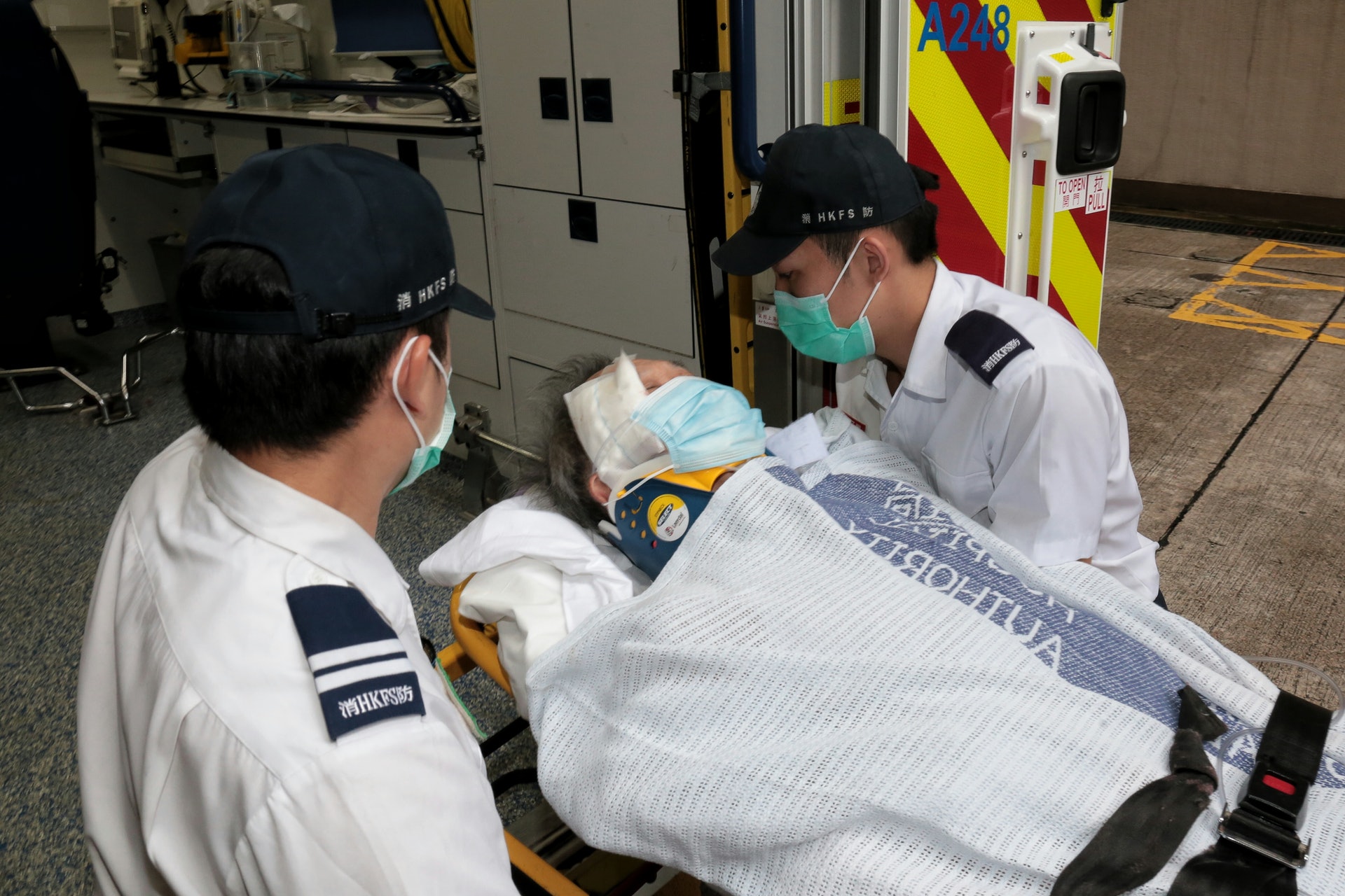 老翁的左手及腳被客貨車輾過,經鄭醫生緊急治理後送院。(梁銘康攝) 老翁的左手及腳被客貨車輾過,經鄭醫生緊急治理後送院。(梁銘康攝)