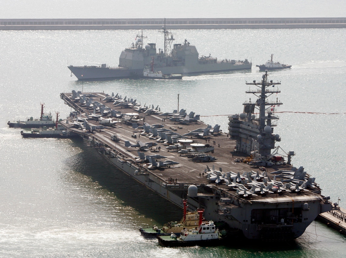 美國核動力航空母艦「列根號」（USS RONALD REAGAN），將聯同另外3艘美軍軍艦，於明天（21日）早上9時陸續抵港，行程已獲香港批准。圖片為2007年3月22日，「列根號」（圖下）抵達韓國釜山，參加聯合軍演。（Lee Jin-man／美聯社）
