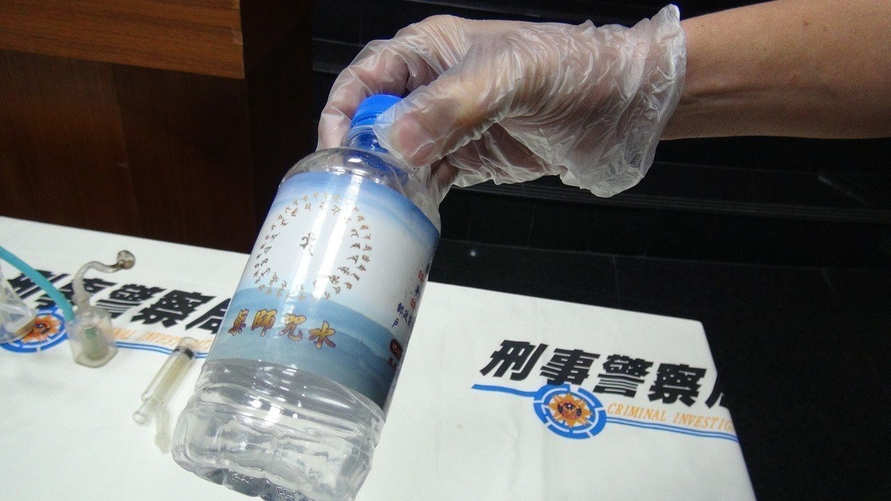 台灣警方搜查開泓法師居住的崇佛寺廂房時，檢獲數瓶「大悲咒水」與「藥師咒水」，但膠瓶內竟是潤滑劑。（台灣警方圖片）