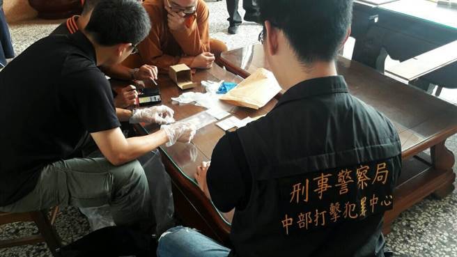 警方搜查開泓法師居住的崇佛寺廂房，檢獲19克安非他命，多種壯陽藥、肛門鬆弛劑、施虐用的軟管、安全套、自慰杯、10多支吸毒工具以及數瓶潤滑液，開泓法師目睹搜查經過。（台灣警方圖片）