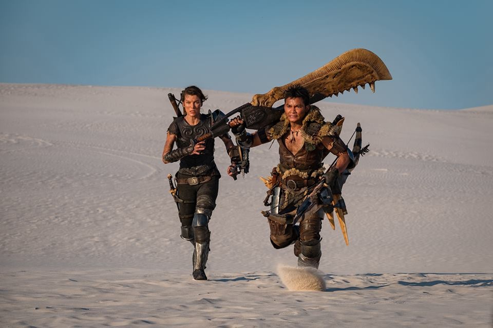 《魔物獵人》真人版電影最新劇照公開,不少人大讚Tony Jaa造型不俗。(劇照) 《魔物獵人》真人版電影最新劇照公開,不少人大讚Tony Jaa造型不俗。(劇照)
