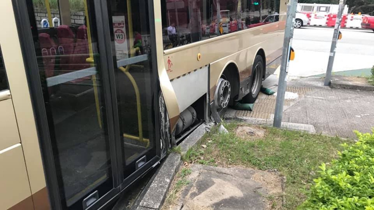 巴士左邊車身受損。(KH Chui 上載至《馬路的事討論區》) 巴士左邊車身受損。(KH Chui 上載至《馬路的事討論區》)