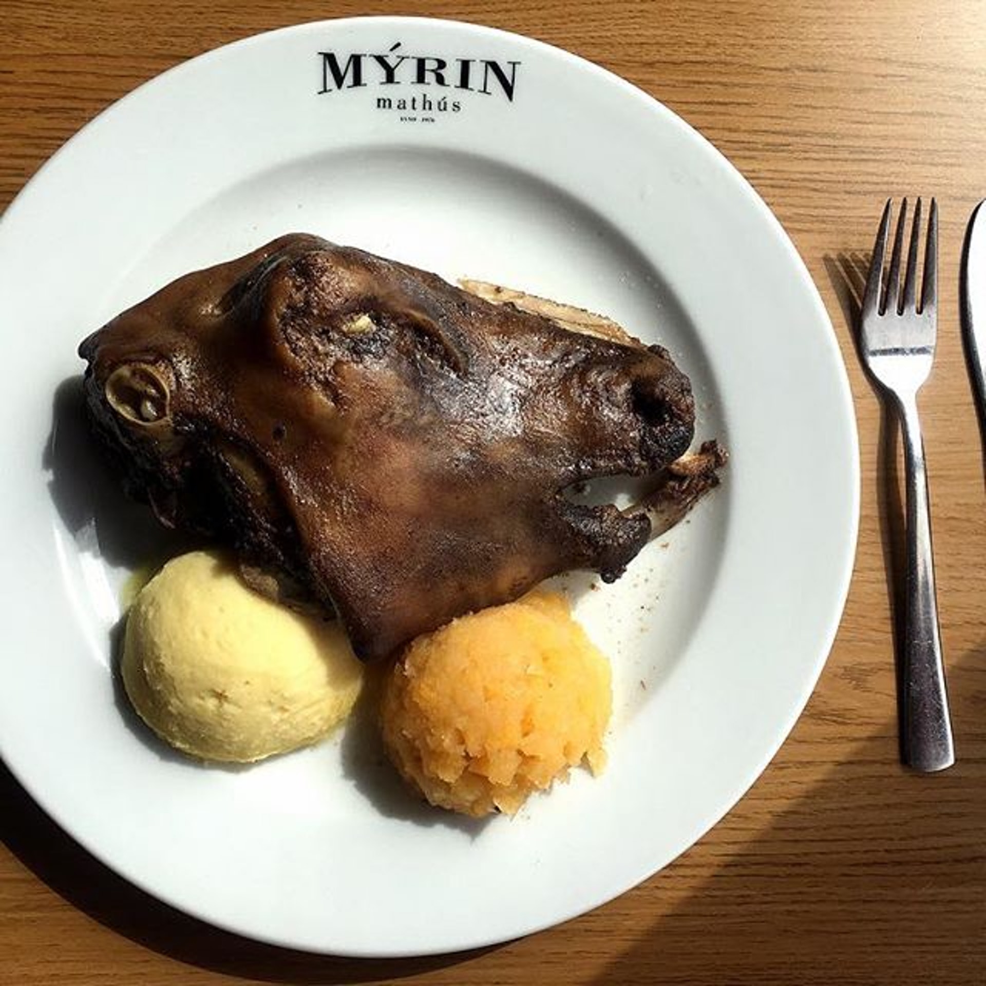 冰島另類食物 5大冰島暗黑料理 整個烤羊頭直接上枱 冰島另類食物 5大冰島暗黑料理 整個烤羊頭直接上枱