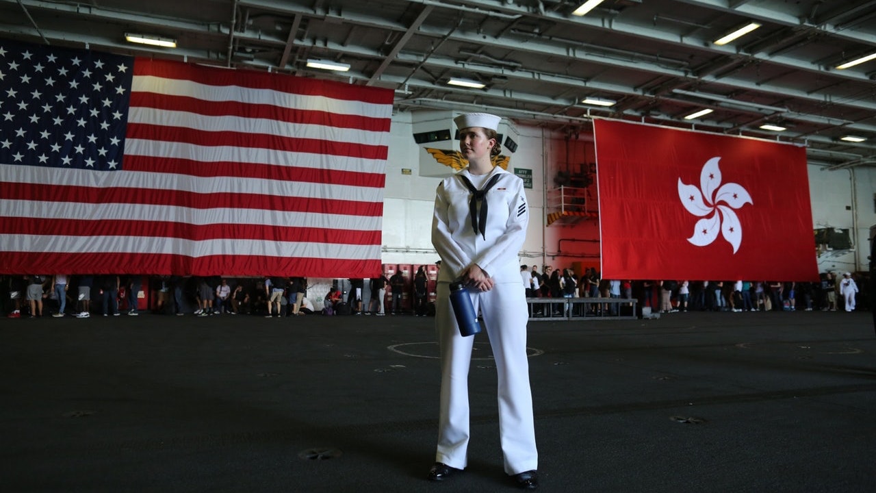列根號訪港 美國國旗與港區旗並列領事館 安排依照國際慣例 列根號訪港 美國國旗與港區旗並列領事館 安排依照國際慣例