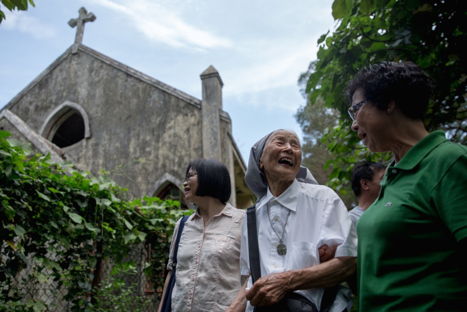 現年94歲的霍修女當年亦有上山辦天主堂。闊別近廿年,去年她重回天主堂,笑得合不攏嘴。(鍾偉德攝) 現年94歲的霍修女當年亦有上山辦天主堂。闊別近廿年,去年她重回天主堂,笑得合不攏嘴。(鍾偉德攝)