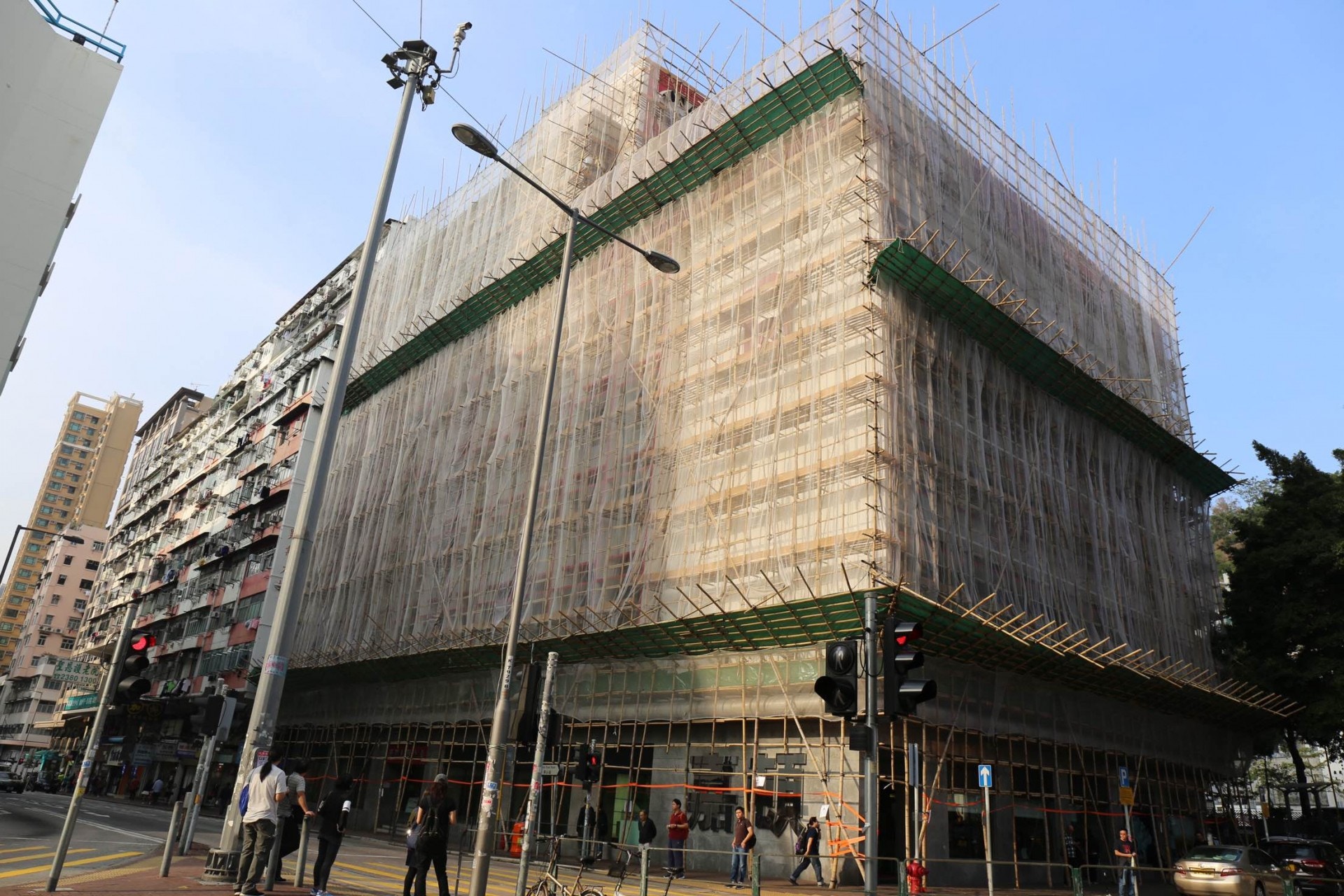 嘉頓中心已搭起棚架，惹拆卸重建疑雲。嘉頓有限公司回應指，嘉頓深水埗大樓現正進行外牆翻新工程。（陳諾希攝）