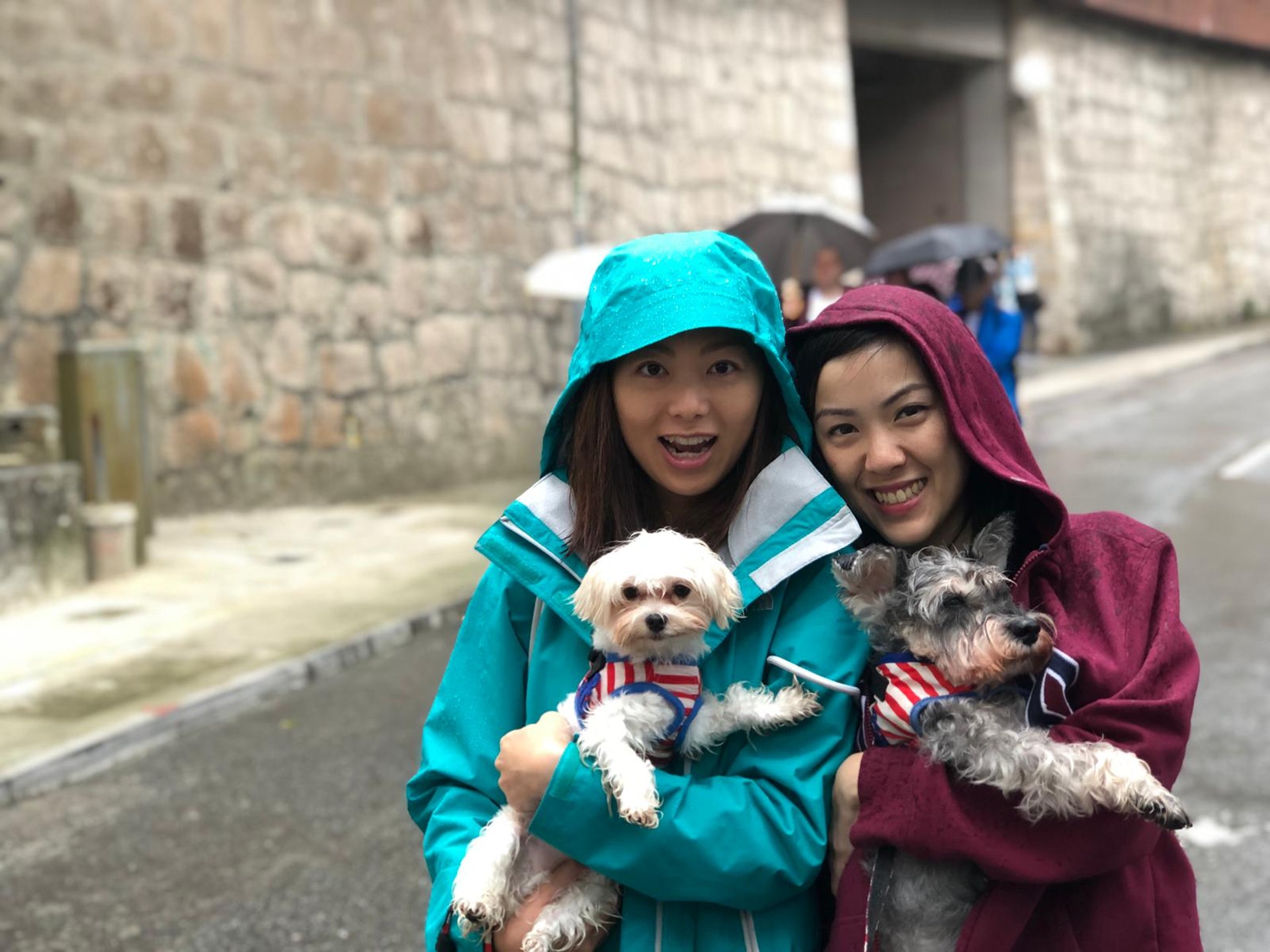 林小姐(左)與關小姐(右)無懼風雨參與是次籌款活動,愛心爆棚!(鄧偉傑攝) 林小姐(左)與關小姐(右)無懼風雨參與是次籌款活動,愛心爆棚!(鄧偉傑攝)