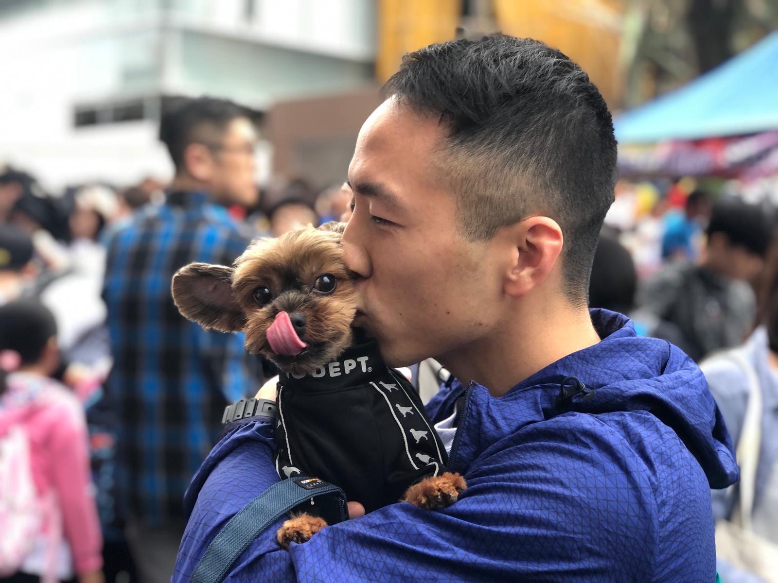 第一次參與HKDR活動的Gary認為籌款活動相當有娛樂性,並將帶同狗狗一同到達蘭桂坊參與狗狗嘉年華會活動。(鄧偉傑攝) 第一次參與HKDR活動的Gary認為籌款活動相當有娛樂性,並將帶同狗狗一同到達蘭桂坊參與狗狗嘉年華會活動。(鄧偉傑攝)