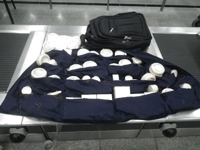背心暗格藏18公斤象牙　海關拘男旅客