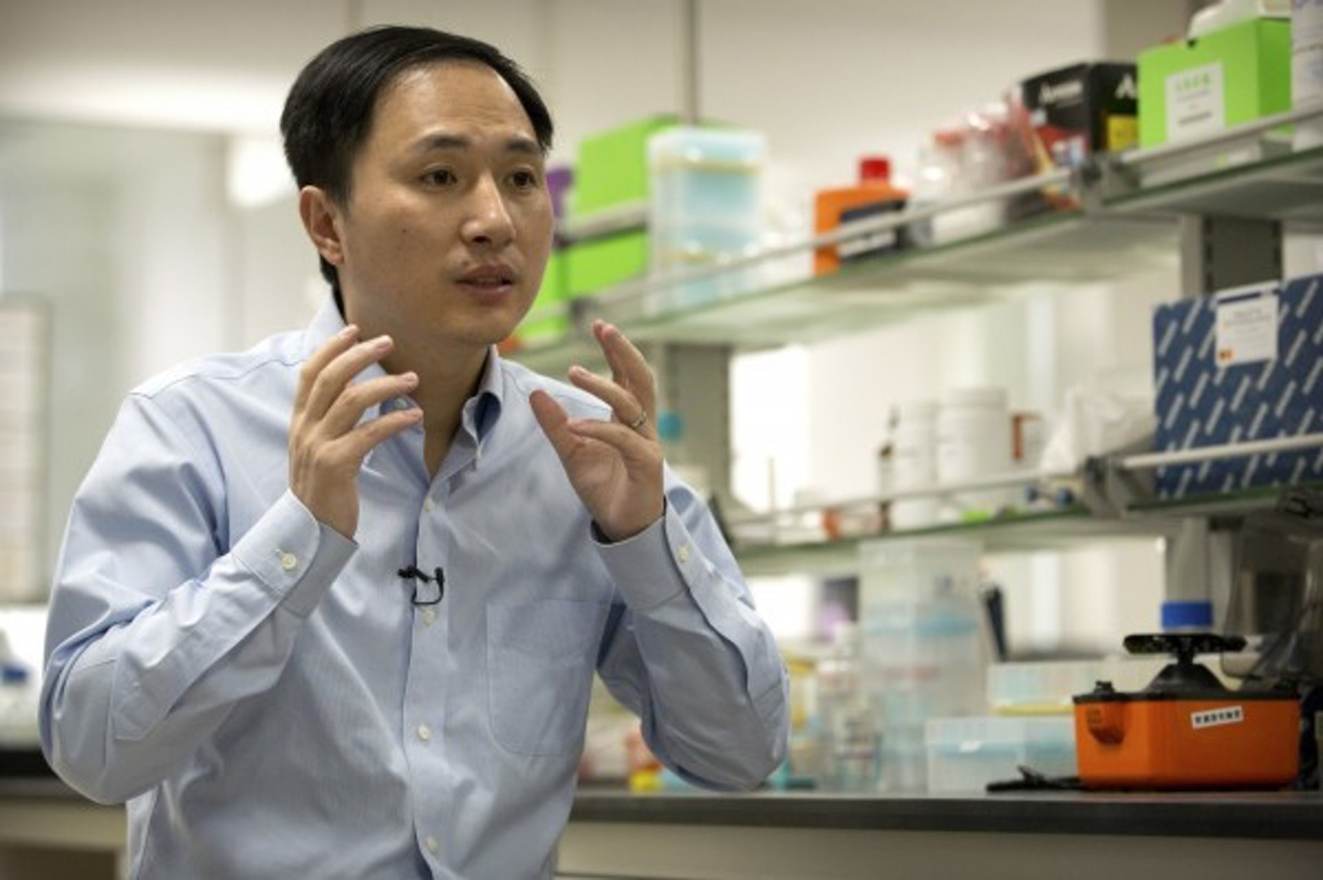 深圳南方科技大學副教授、科學家賀建奎(圖)宣布,一對名為露露和娜娜的基因編輯雙胞胎嬰兒於本月在中國健康誕生。(美聯社) 深圳南方科技大學副教授、科學家賀建奎(圖)宣布,一對名為露露和娜娜的基因編輯雙胞胎嬰兒於本月在中國健康誕生。(美聯社)