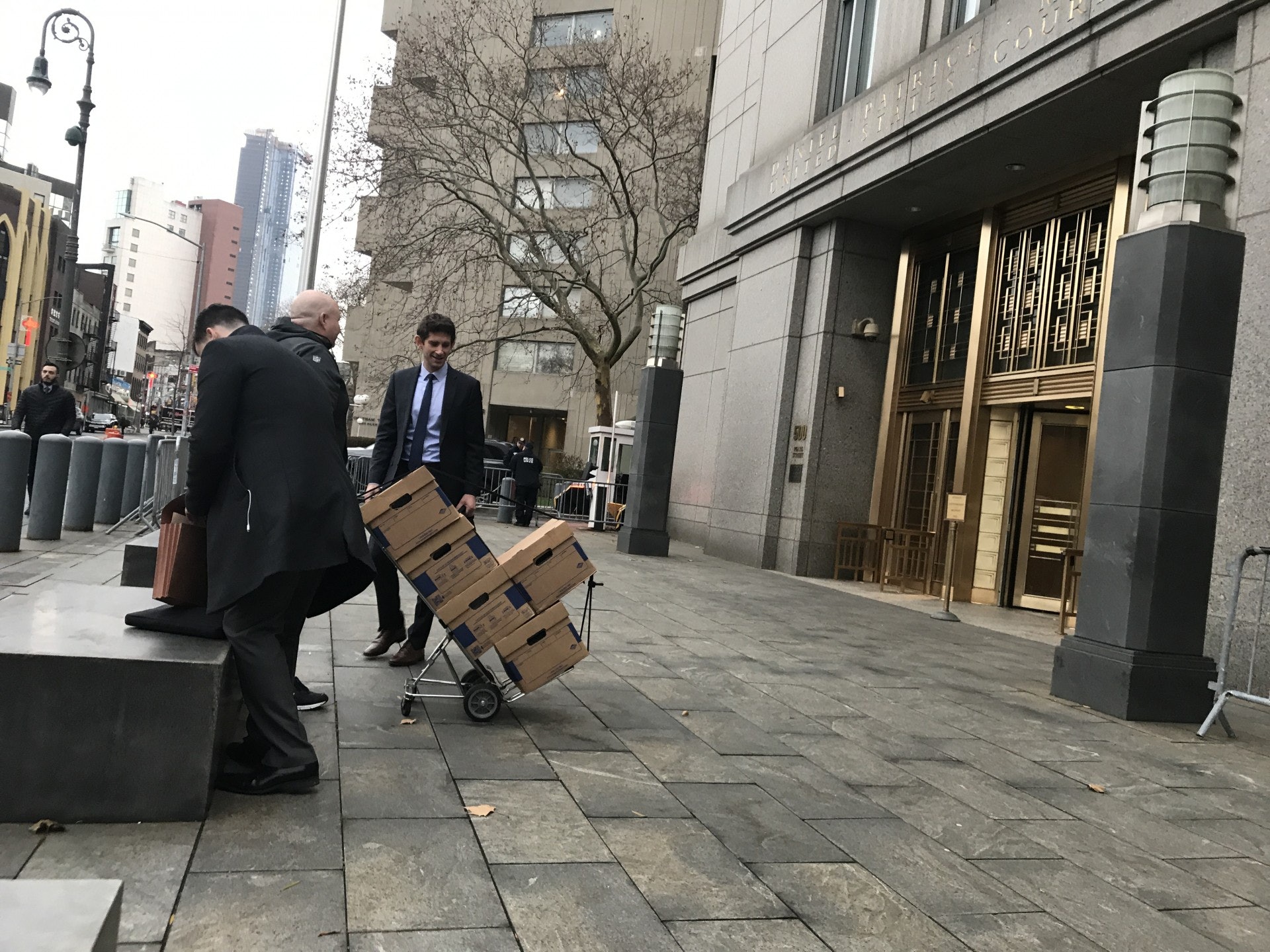 何志平案在紐約南區聯邦法院開審,辯方律師推著審訊相關文件進入法庭。(朱幼麗攝) 何志平案在紐約南區聯邦法院開審,辯方律師推著審訊相關文件進入法庭。(朱幼麗攝)