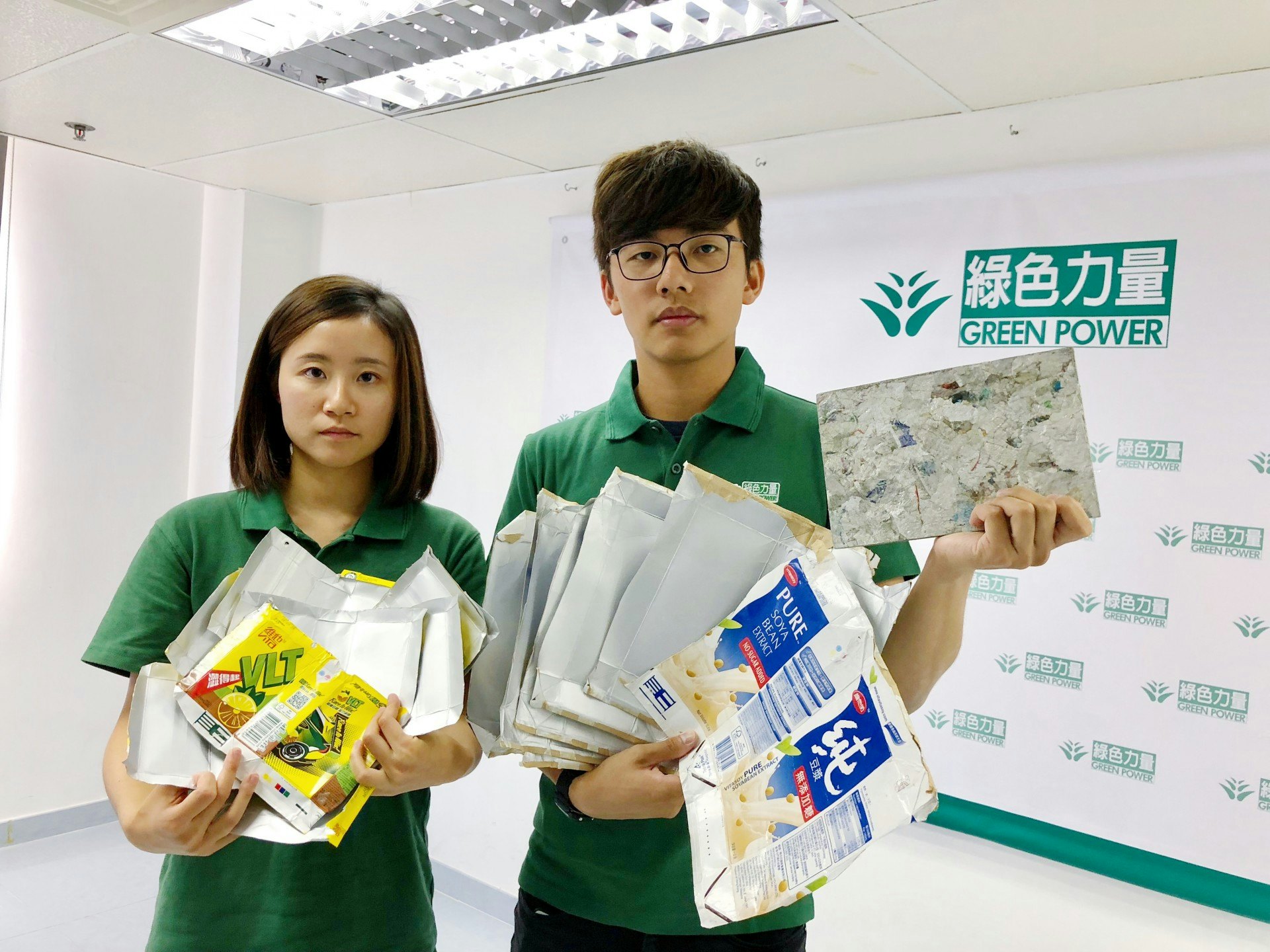 余健綱(右)認為,由本地回收商處理紙包盒有助減低運輸成本及碳排放。(勞敏儀攝) 余健綱(右)認為,由本地回收商處理紙包盒有助減低運輸成本及碳排放。(勞敏儀攝)